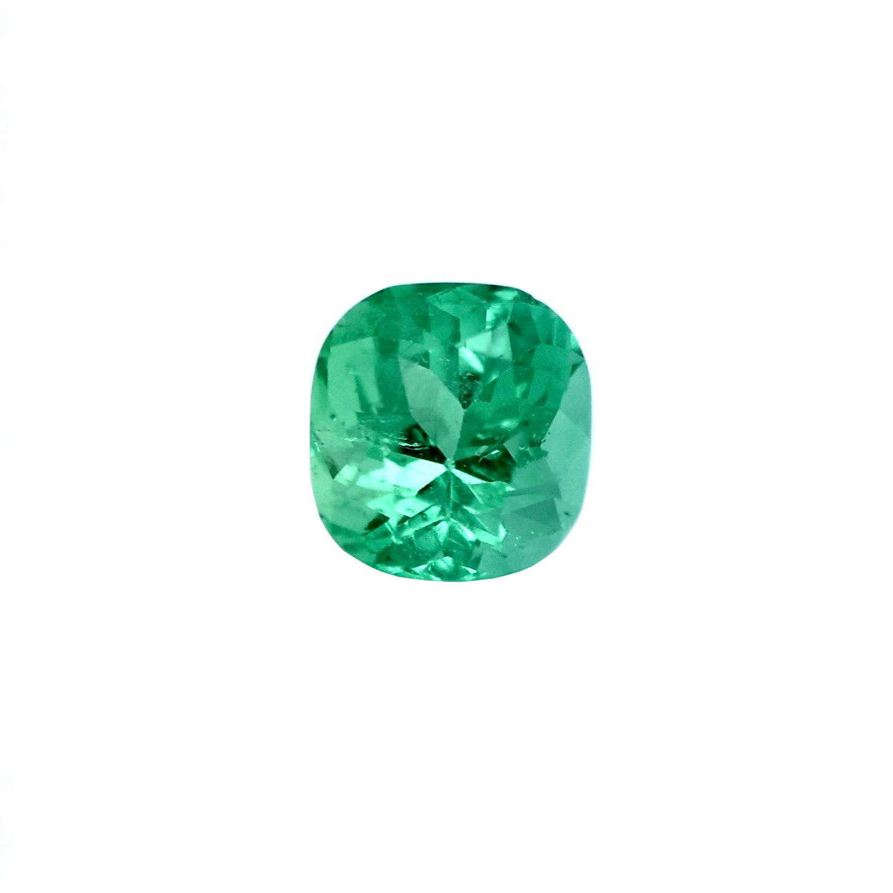 This beautiful 3.02 carat Colombian emerald features a classic cushion cut and exceptional crystal clarity, allowing its rich green color to shine with remarkable brilliance. Its soft, rounded edges combined with excellent transparency create a perfect balance between elegance and radiance.