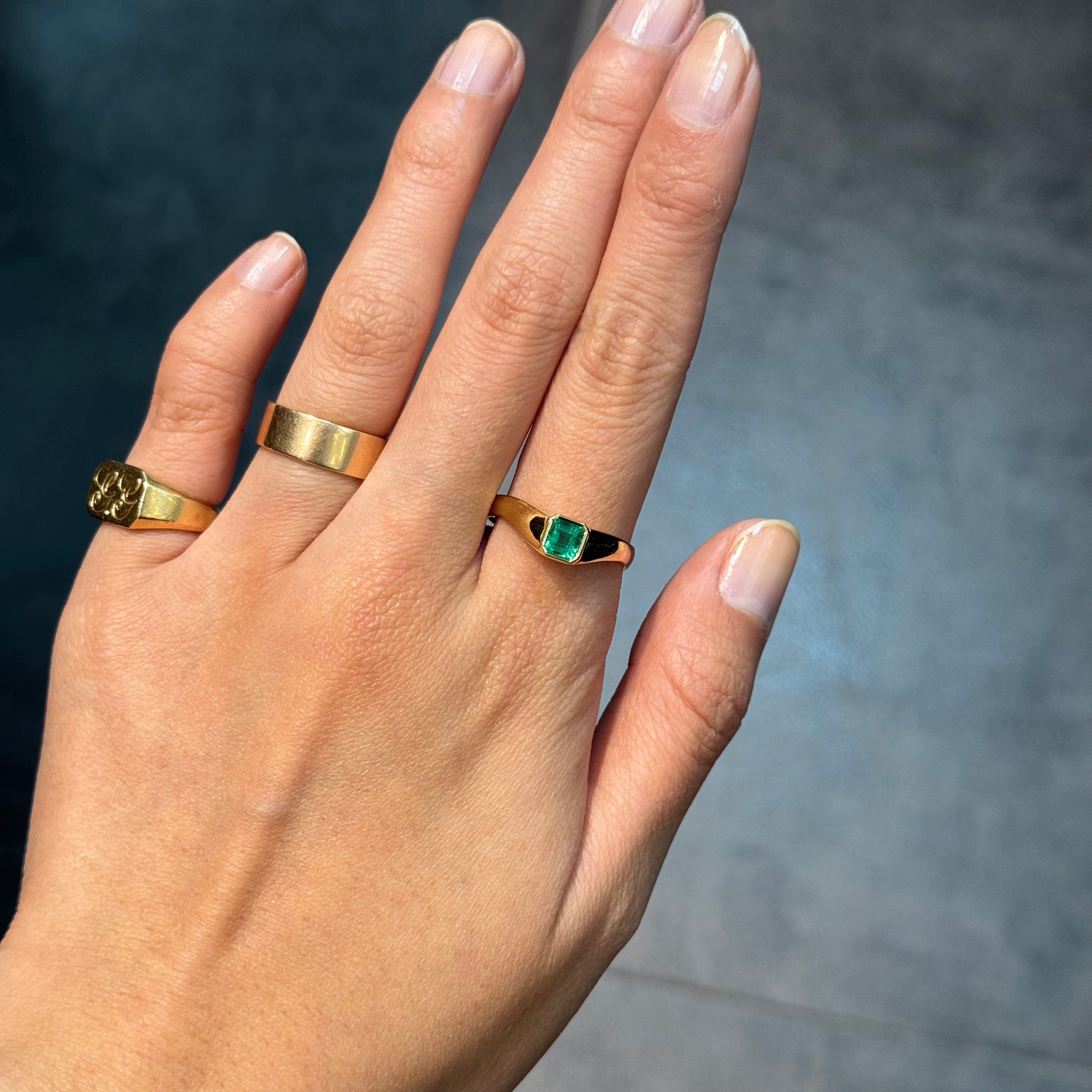 Timeless design in high-quality gold with certified Colombian emerald — perfect for daily wear or special occasions.
