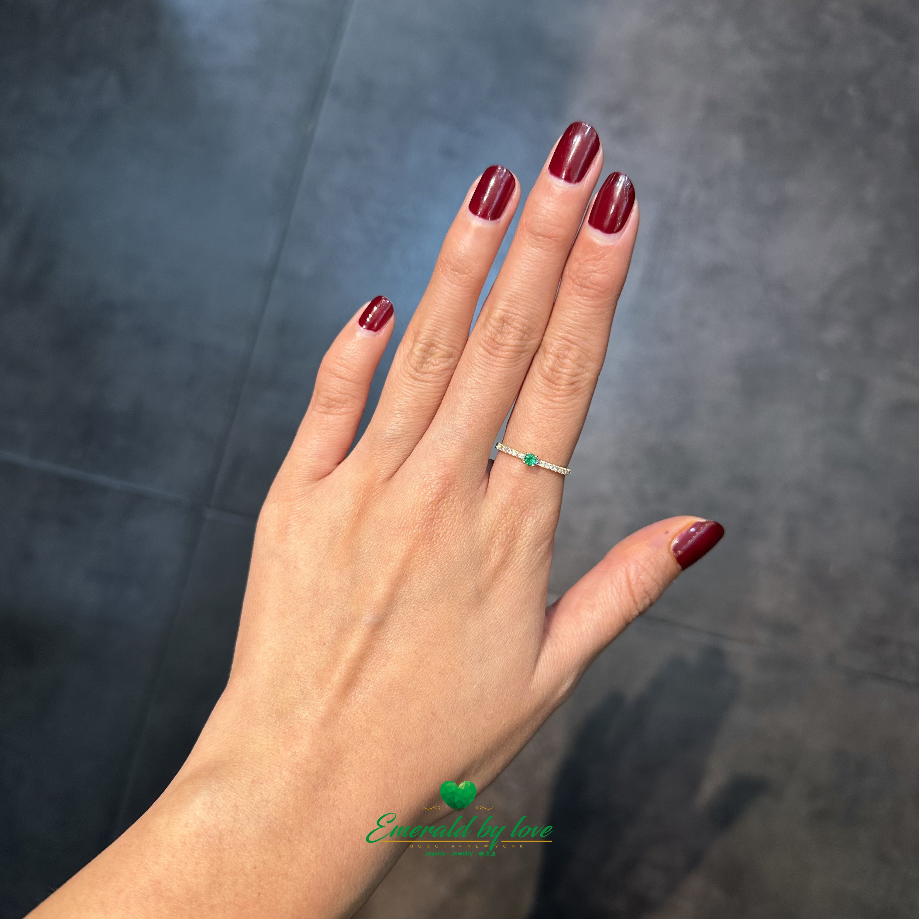 From Colombia’s mines to your hand: a gem of eternal beauty and style.