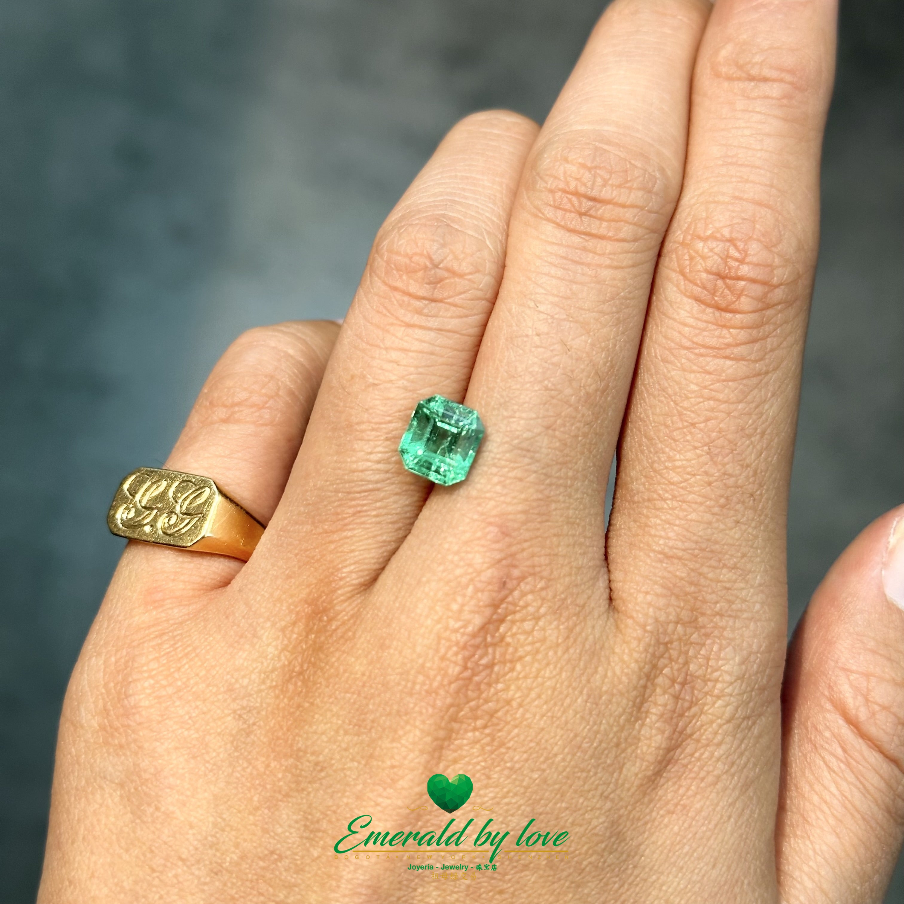 Square Colombian emerald featuring 1.90 carats of vibrant green brilliance