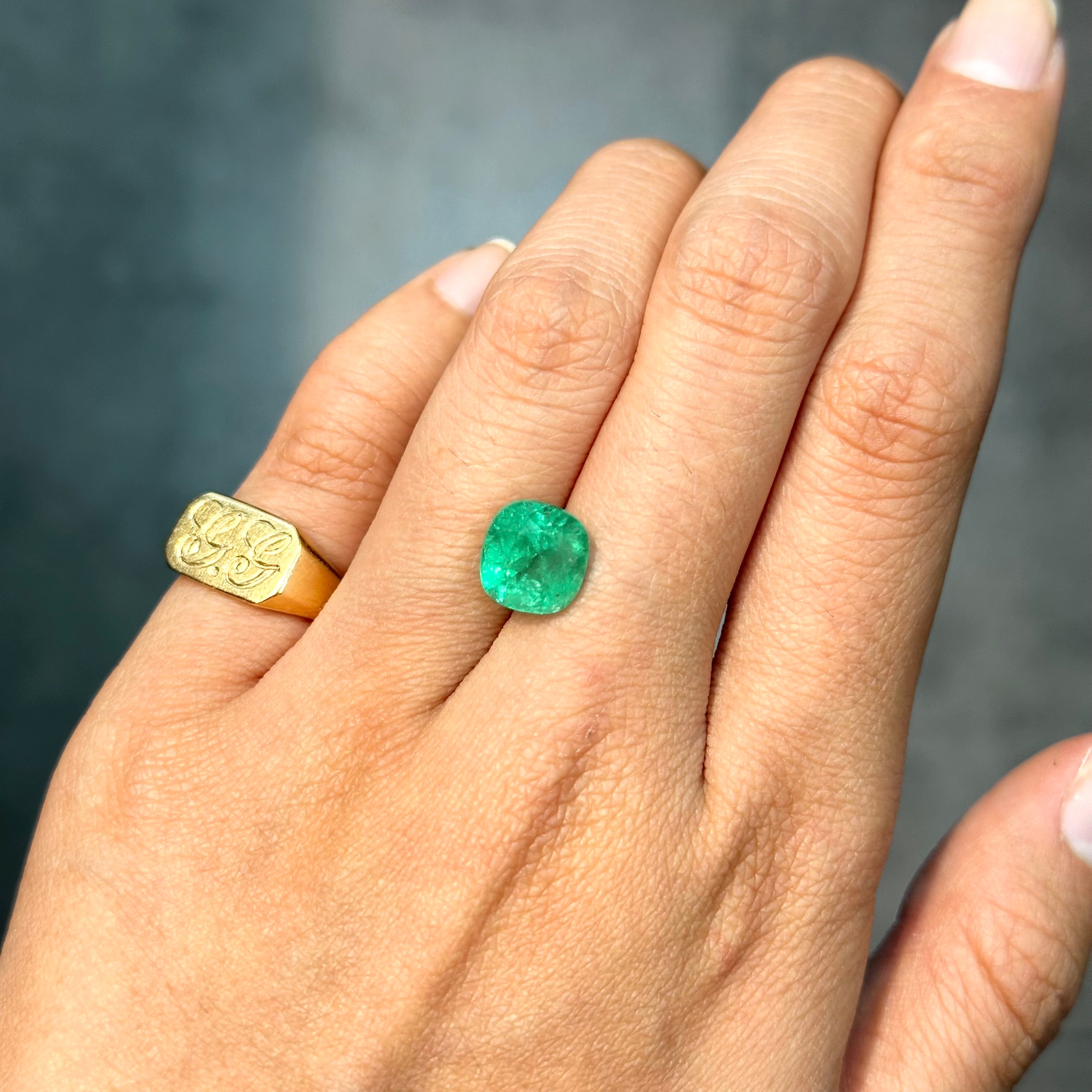 3.43 ct cushion-cut emerald from Colombia with authentic origin and
