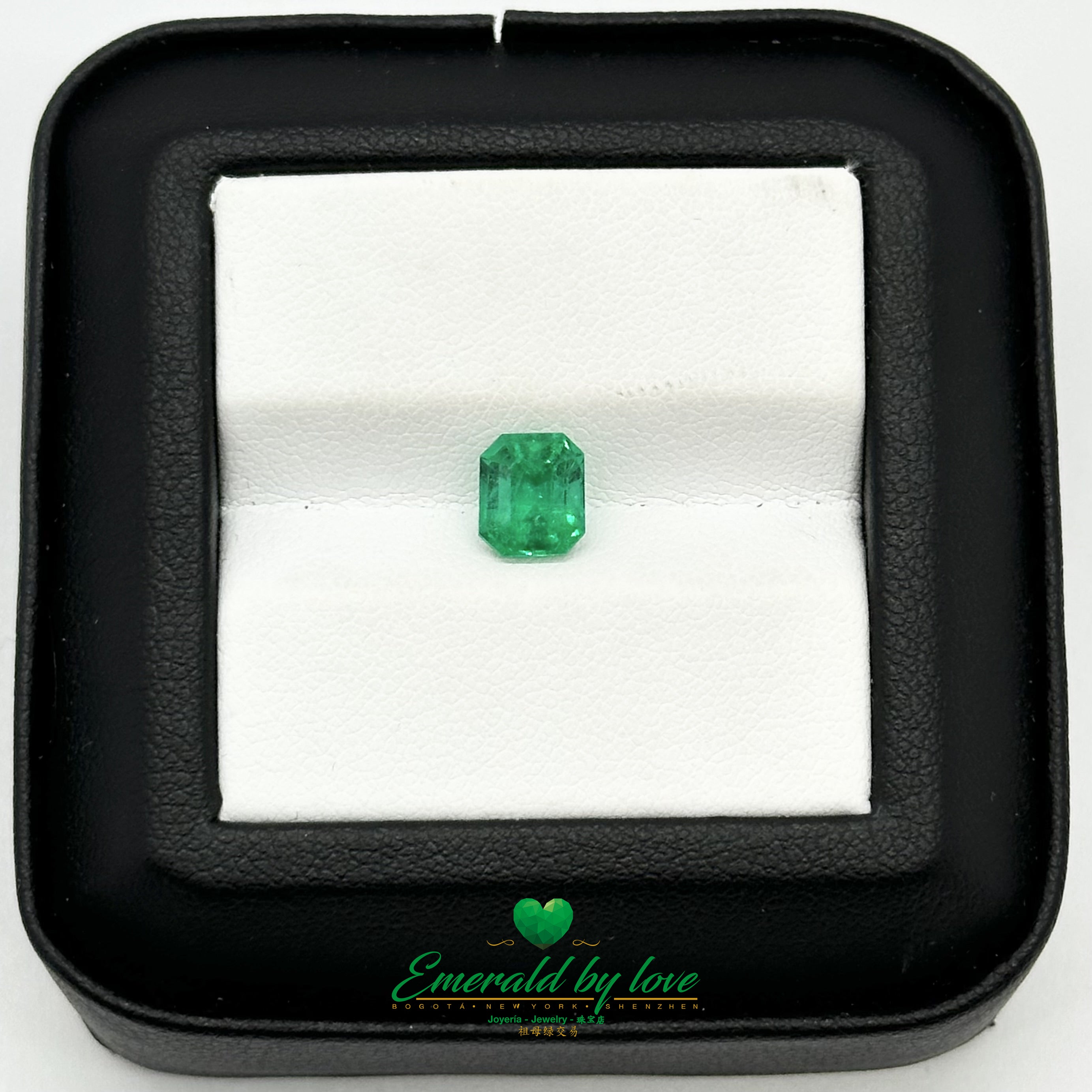 1.24 ct Colombian emerald with emerald cut and high transparency for custom fine jewelry