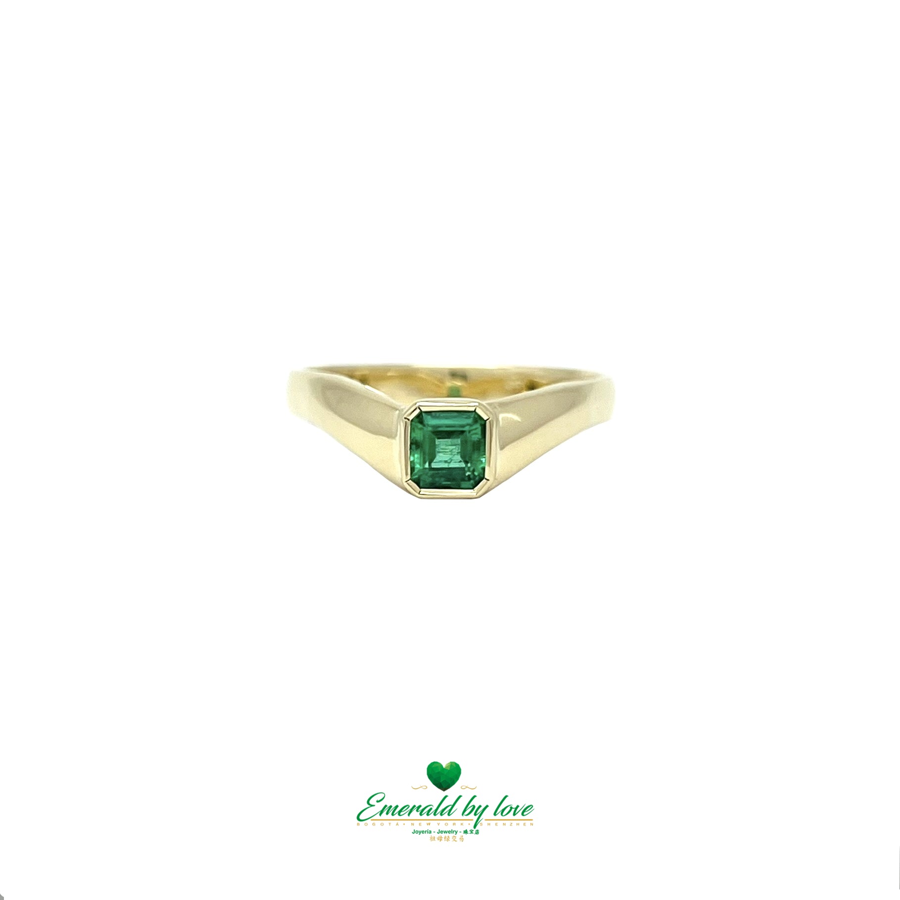 Discover the purity of Colombian emerald set in fine gold – a ring for those who seek natural luxury and refined sophistication.