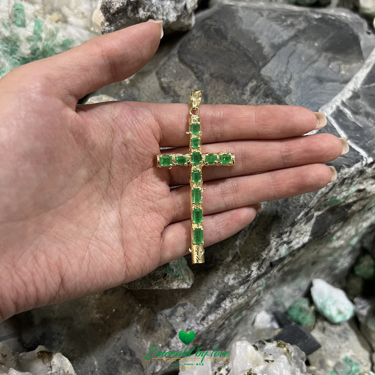 Colombian Emerald Pendant with Tree Trunk-Inspired Yellow Gold Design