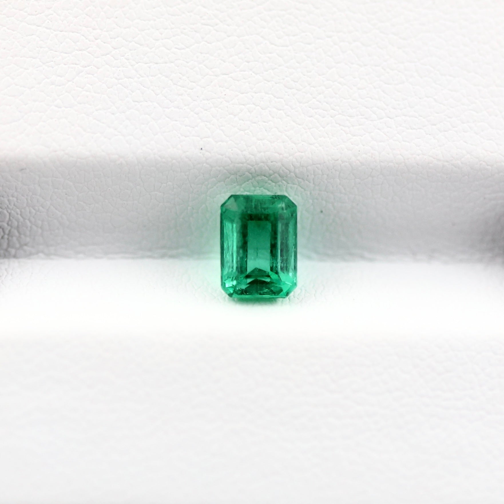 0.98 Ct Colombian Emerald – Vivid Green Rectangular Gemstone of Timeless Elegance
