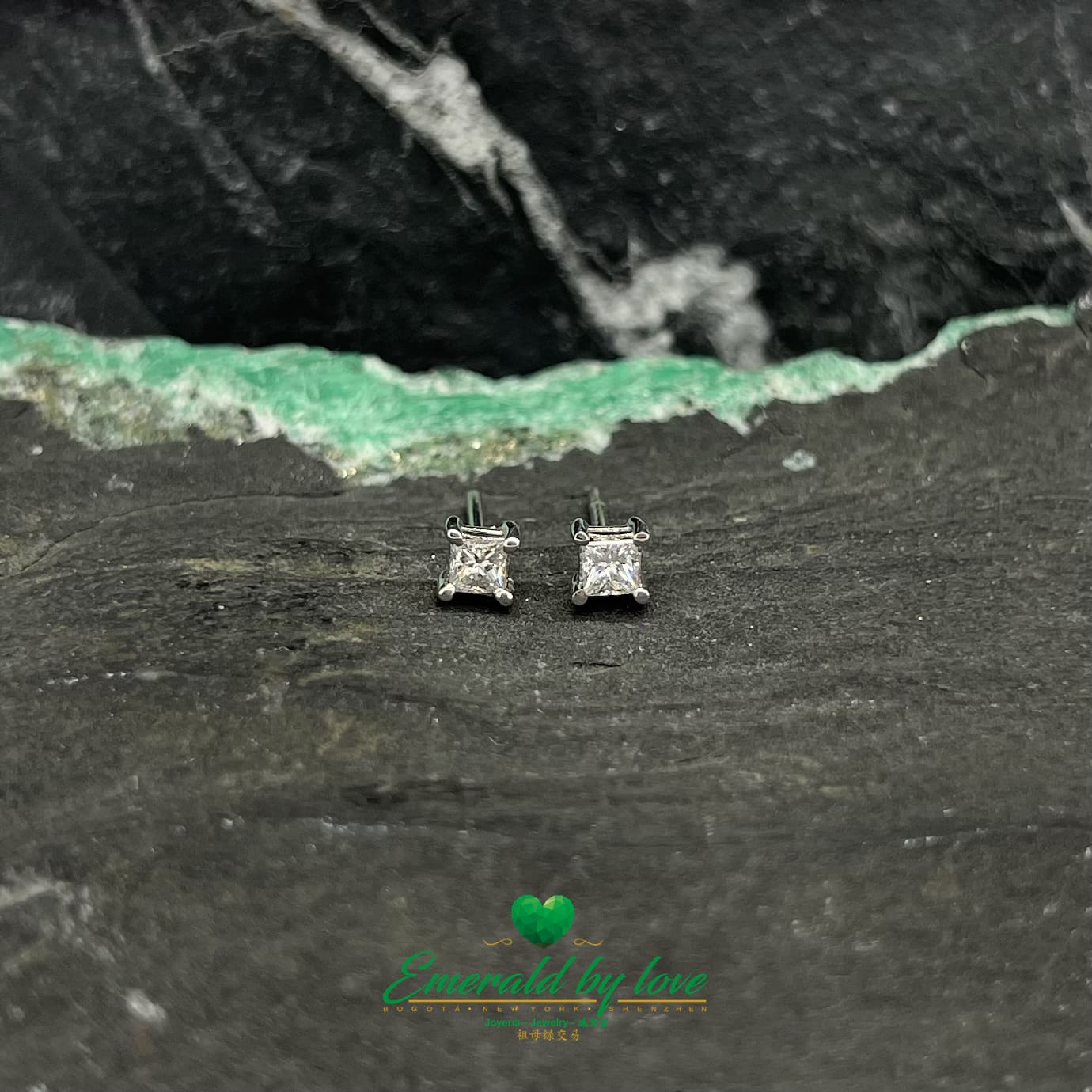 Elegancia moderna: aretes de diamantes cuadrados en oro blanco de 18 k