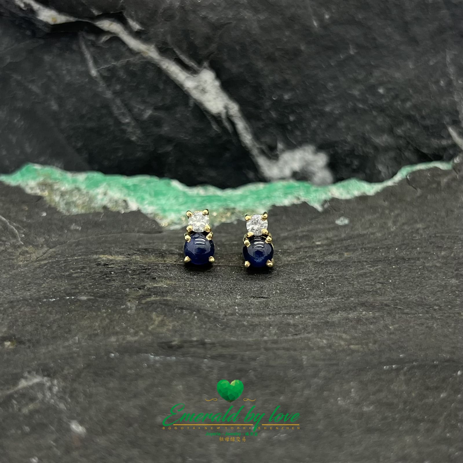 Élégantes boucles d'oreilles en or jaune 18 carats avec saphirs et diamants