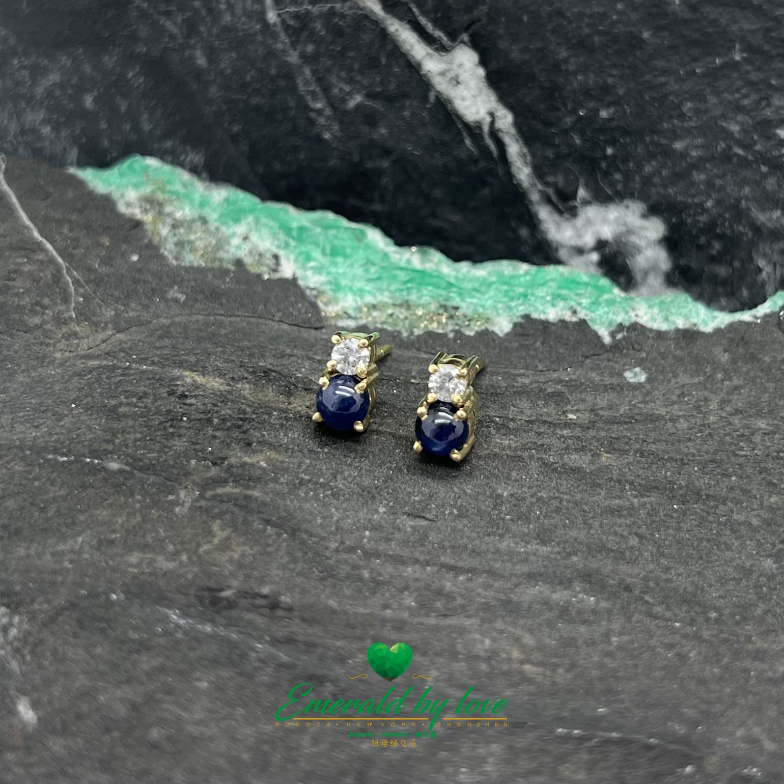 Élégantes boucles d'oreilles en or jaune 18 carats avec saphirs et diamants