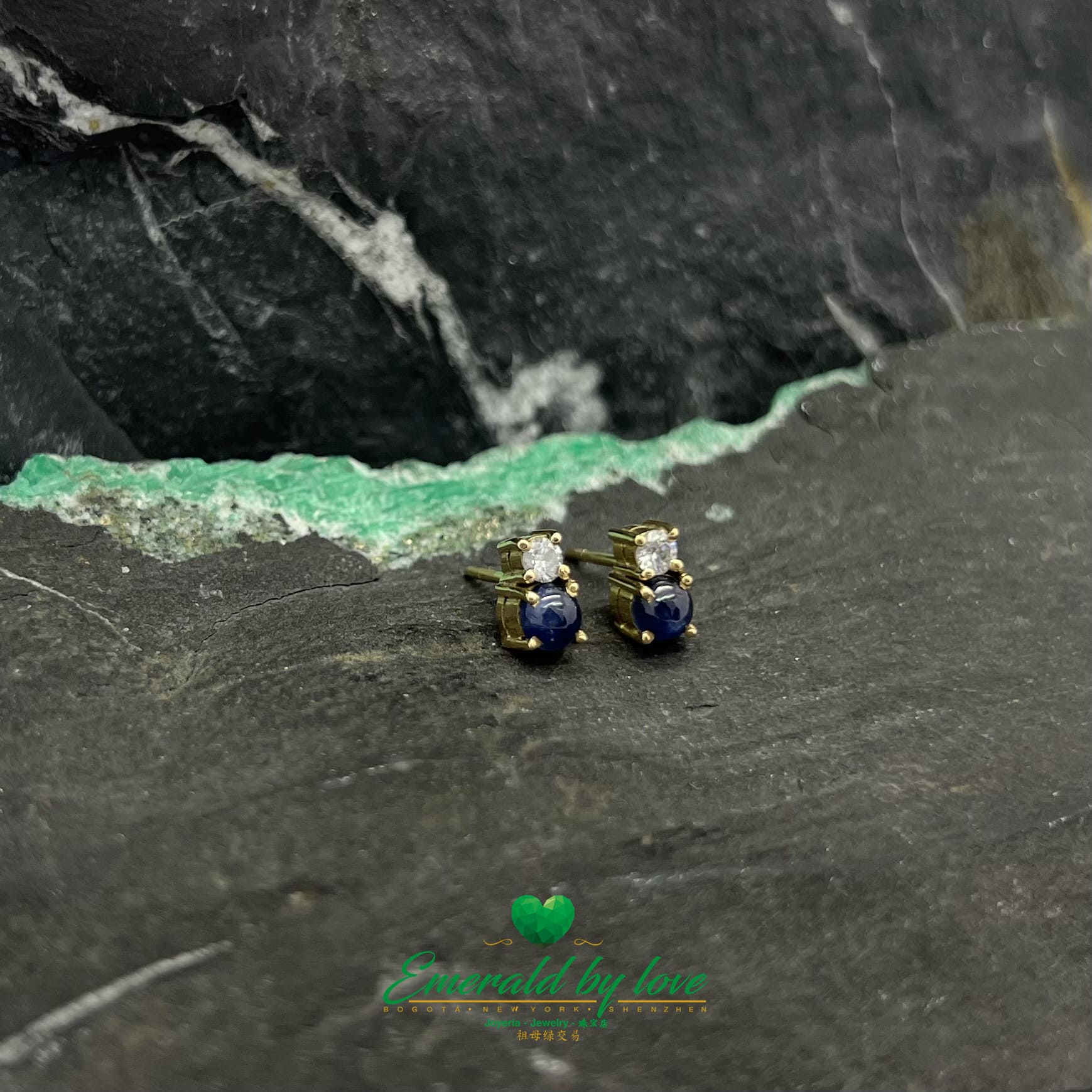 Élégantes boucles d'oreilles en or jaune 18 carats avec saphirs et diamants