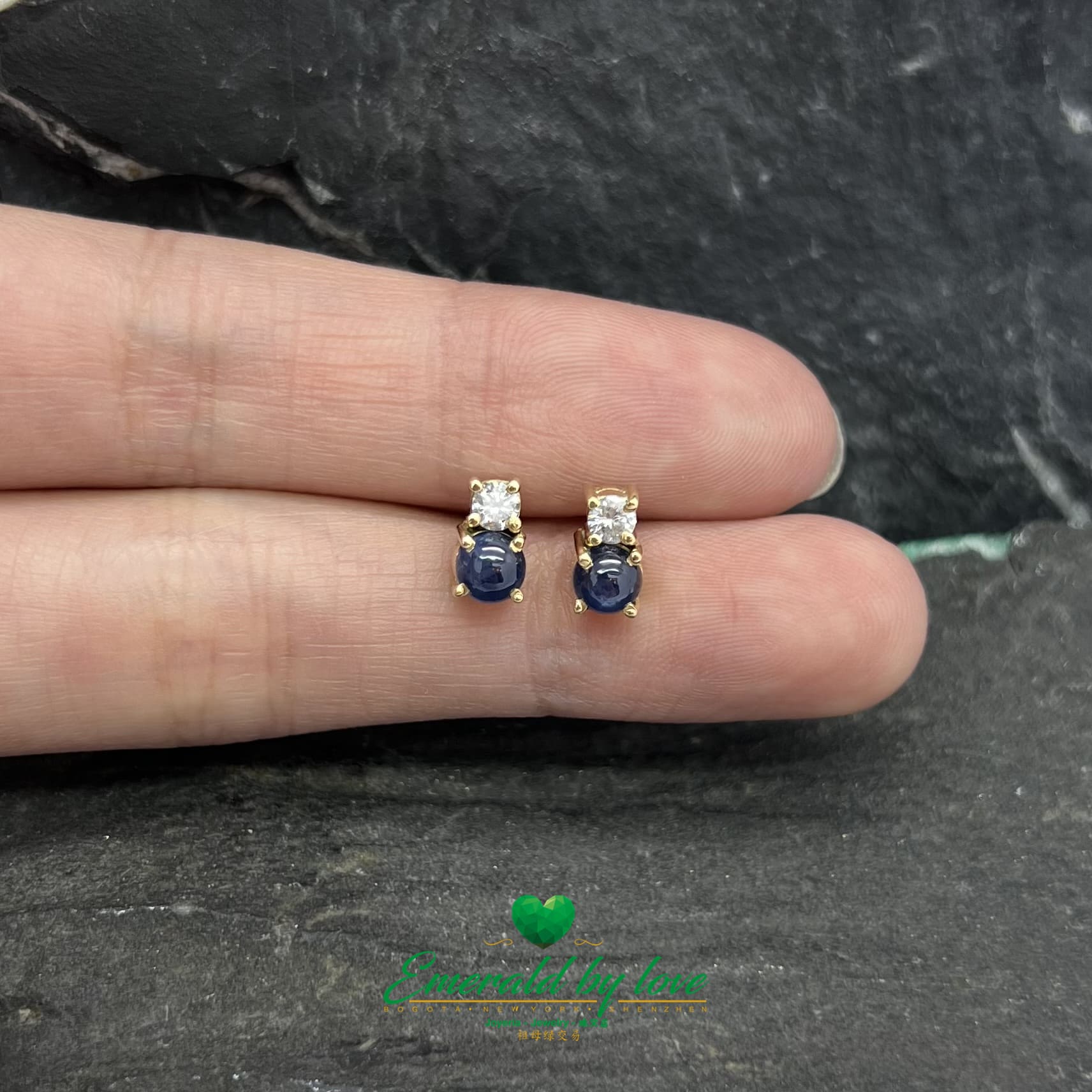 Élégantes boucles d'oreilles en or jaune 18 carats avec saphirs et diamants