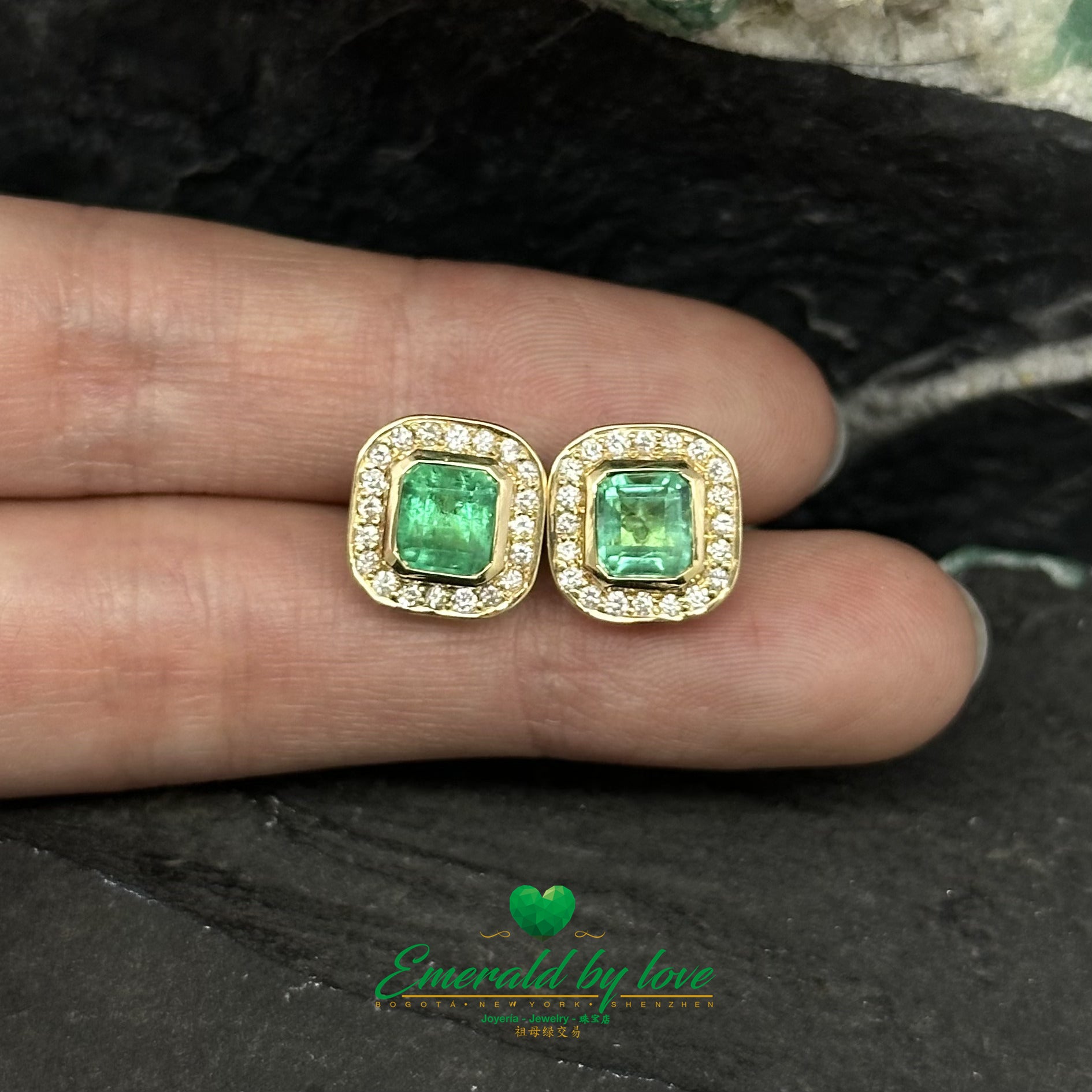 Boucles d'oreilles colombiennes captivantes en émeraude et diamant : 1,69 TCW d'une brillance inégalée