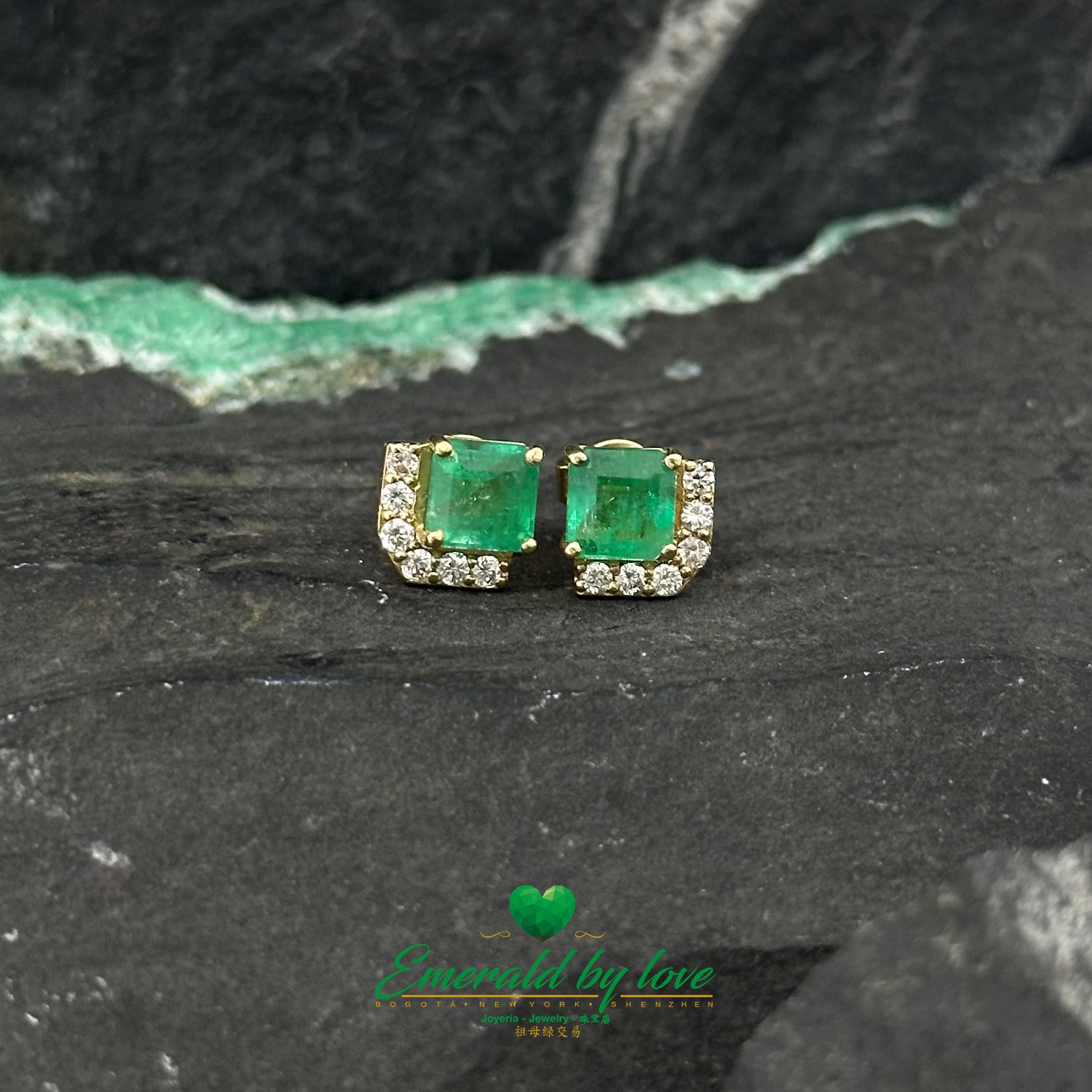 Boucles d'oreilles minimalistes en or jaune : 1,45 TCW d'émeraudes colombiennes et 0,18 TCW de diamants