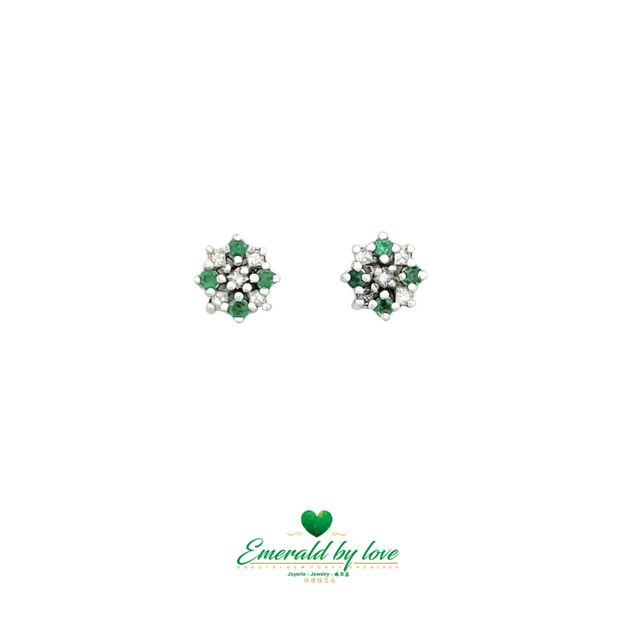 Boucles d'oreilles clous en or blanc avec émeraudes rondes et diamants