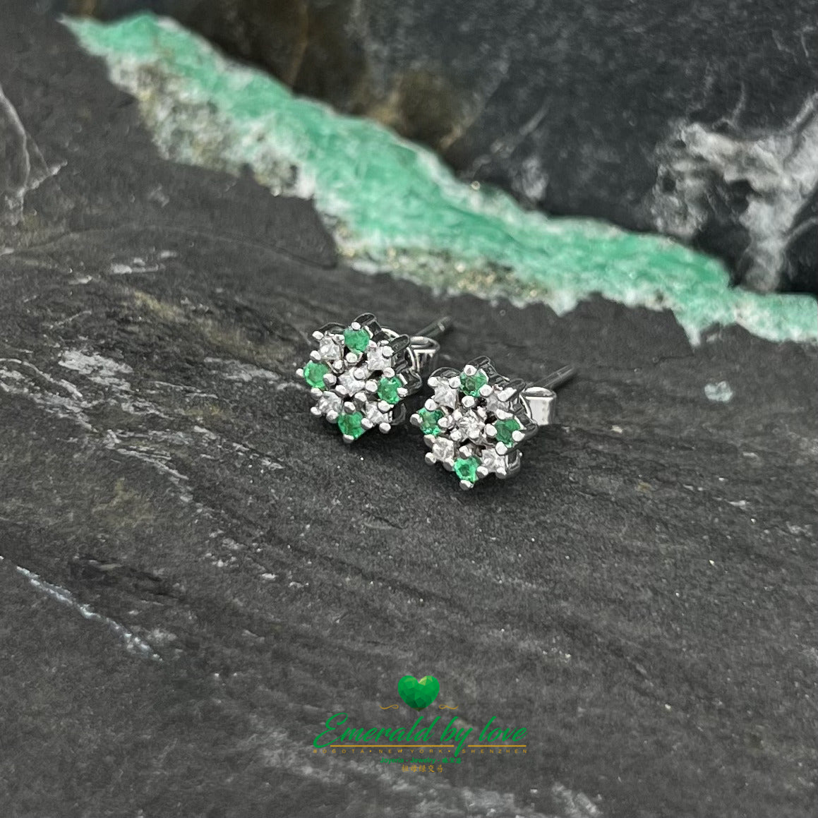 Boucles d'oreilles clous en or blanc avec émeraudes rondes et diamants