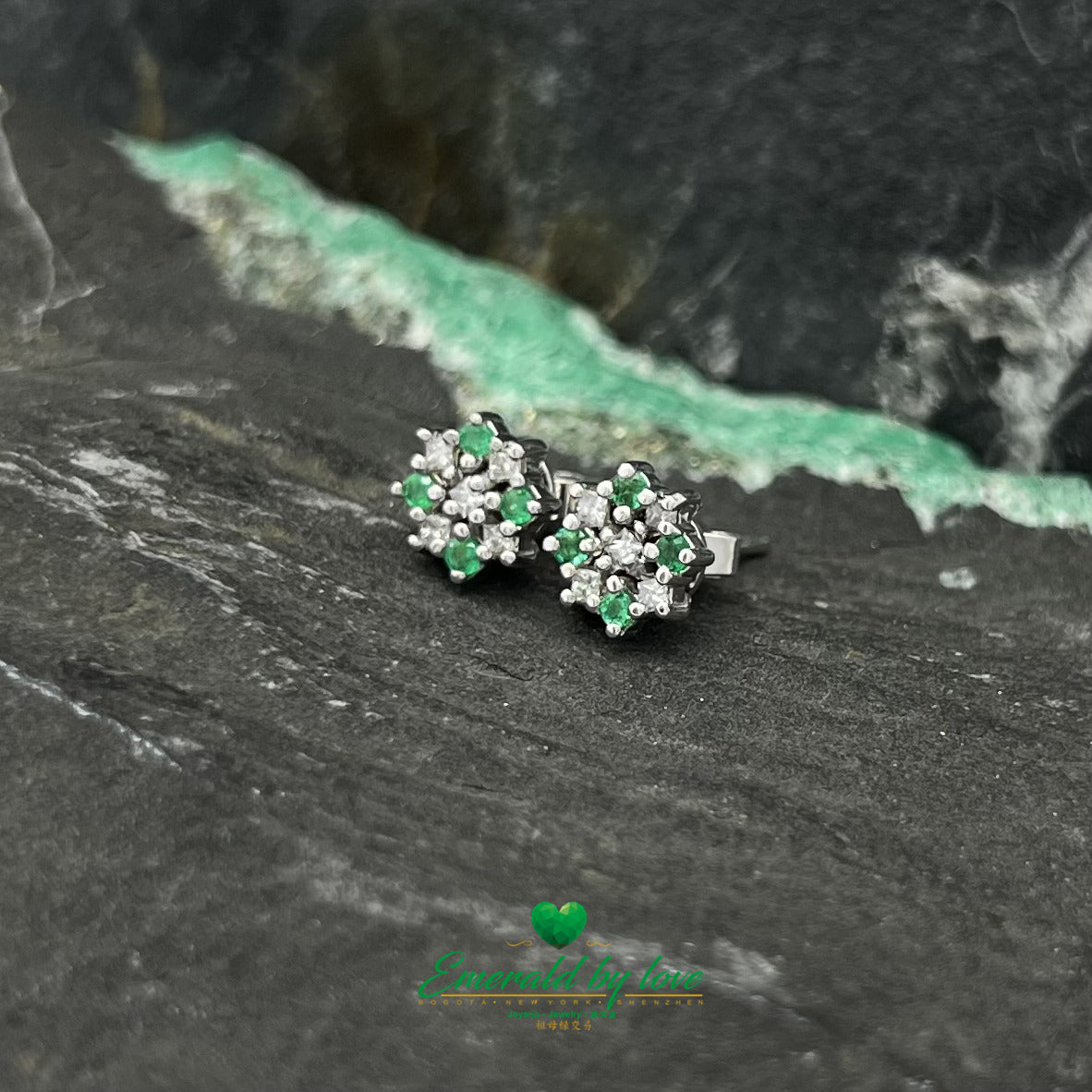 Boucles d'oreilles clous en or blanc avec émeraudes rondes et diamants