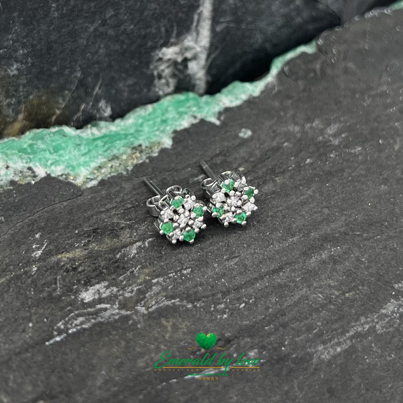 Boucles d'oreilles clous en or blanc avec émeraudes rondes et diamants