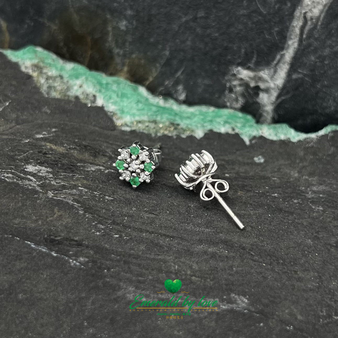 Boucles d'oreilles clous en or blanc avec émeraudes rondes et diamants