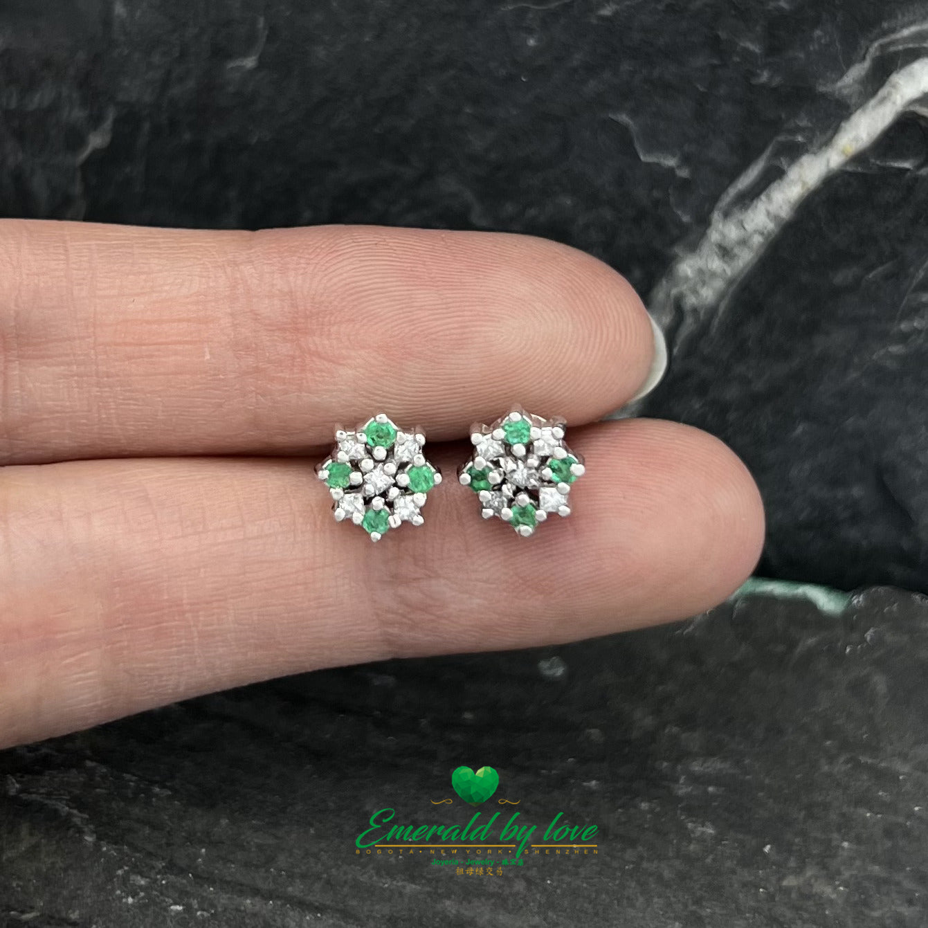 Boucles d'oreilles clous en or blanc avec émeraudes rondes et diamants