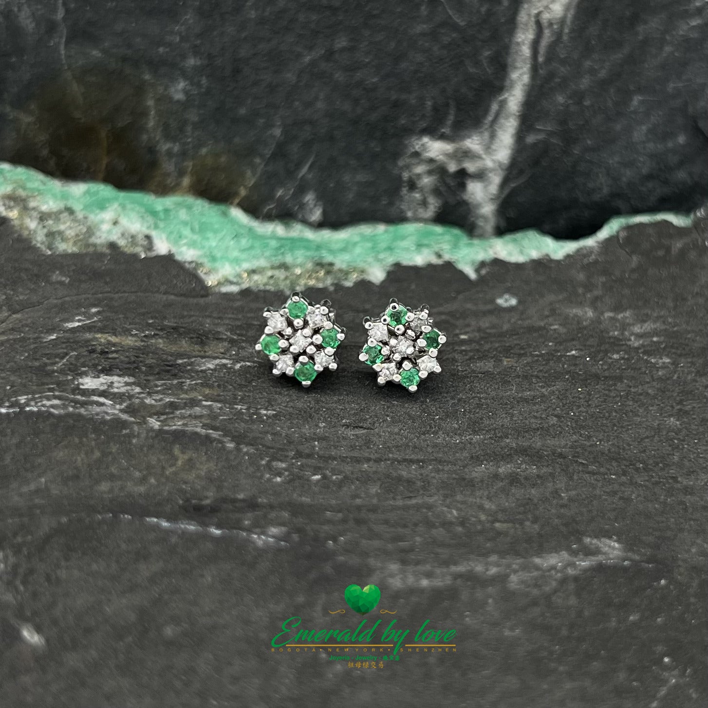 Boucles d'oreilles clous en or blanc avec émeraudes rondes et diamants