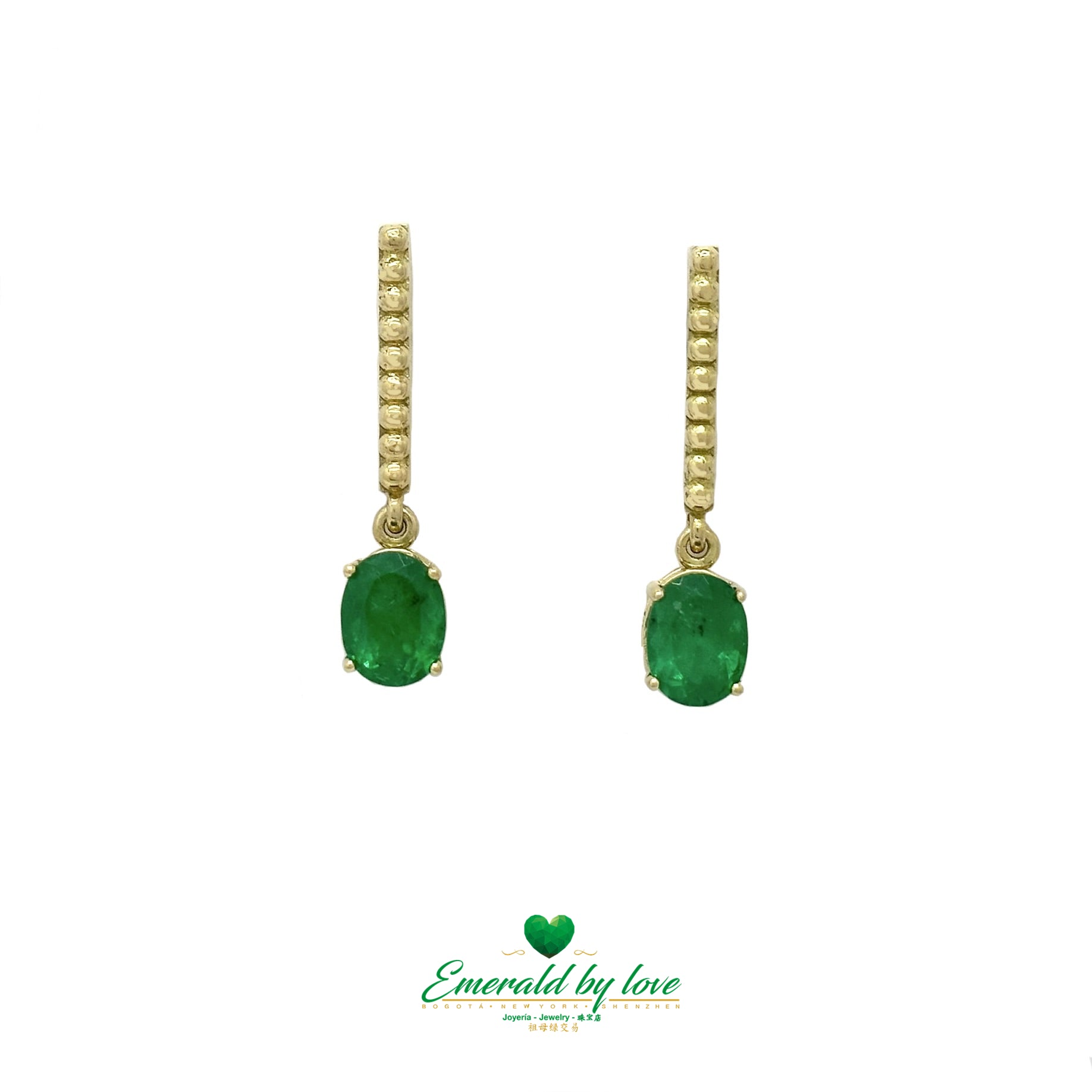 Elegancia Dorada: Pendientes Largos de Esmeralda Ovalada con Diseño de Textura Redonda