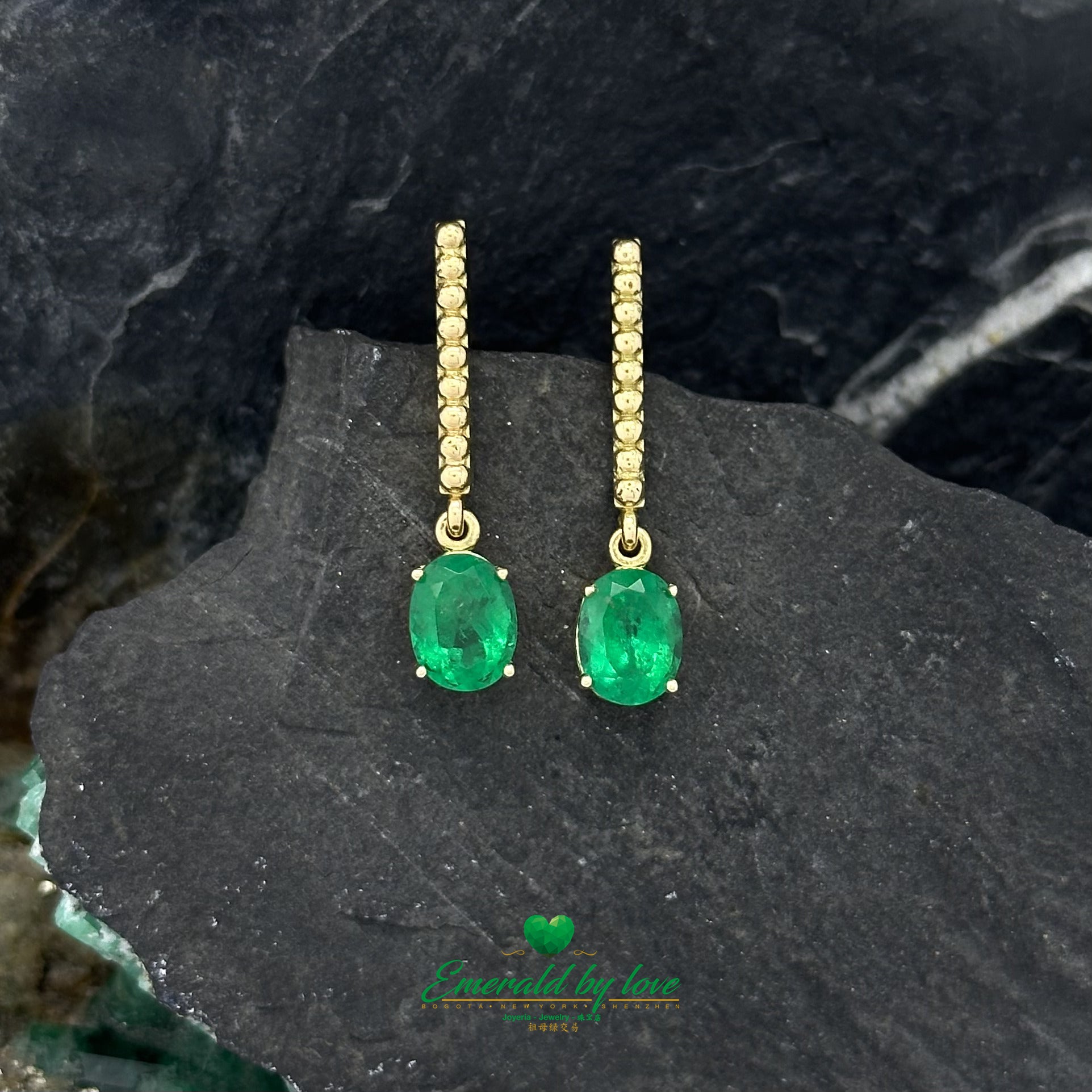 Elegancia Dorada: Pendientes Largos de Esmeralda Ovalada con Diseño de Textura Redonda