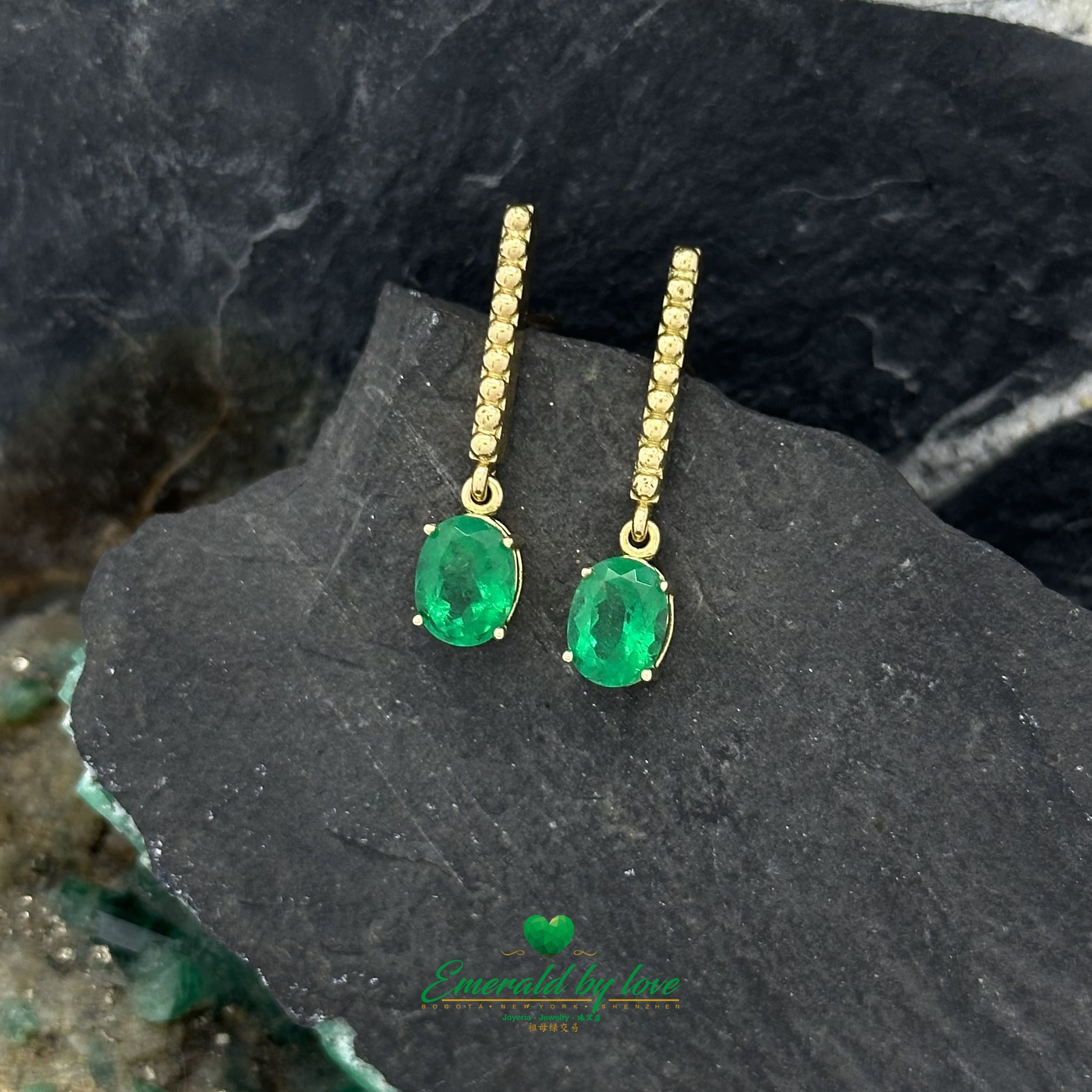 Elegancia Dorada: Pendientes Largos de Esmeralda Ovalada con Diseño de Textura Redonda