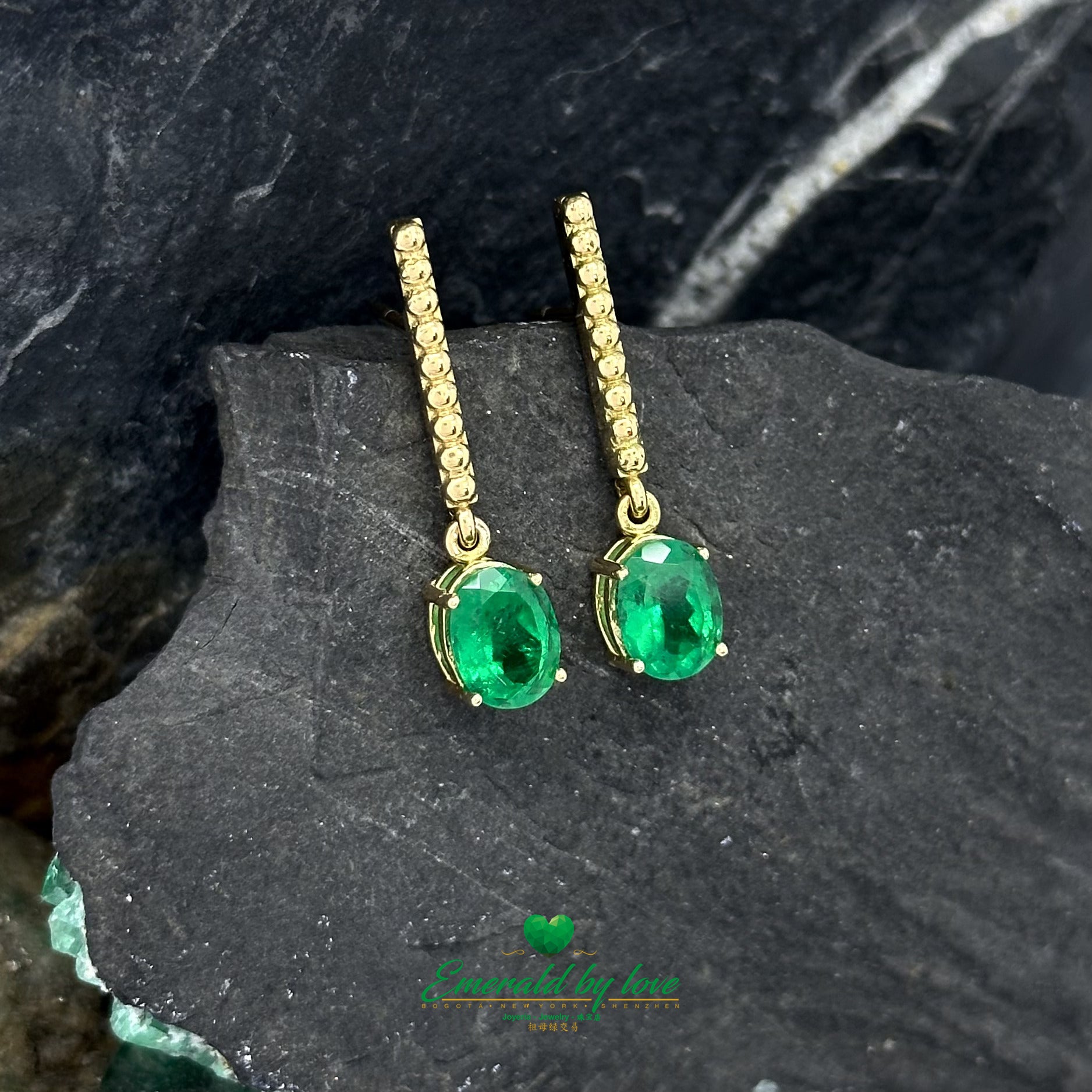Elegancia Dorada: Pendientes Largos de Esmeralda Ovalada con Diseño de Textura Redonda
