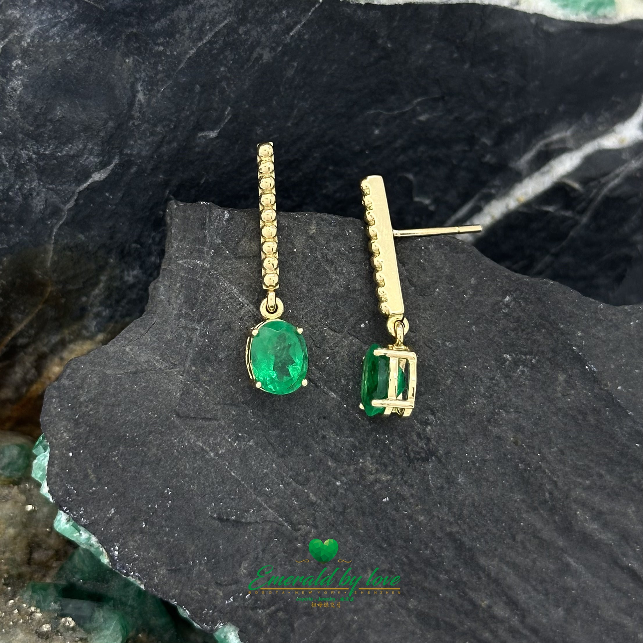 Elegancia Dorada: Pendientes Largos de Esmeralda Ovalada con Diseño de Textura Redonda