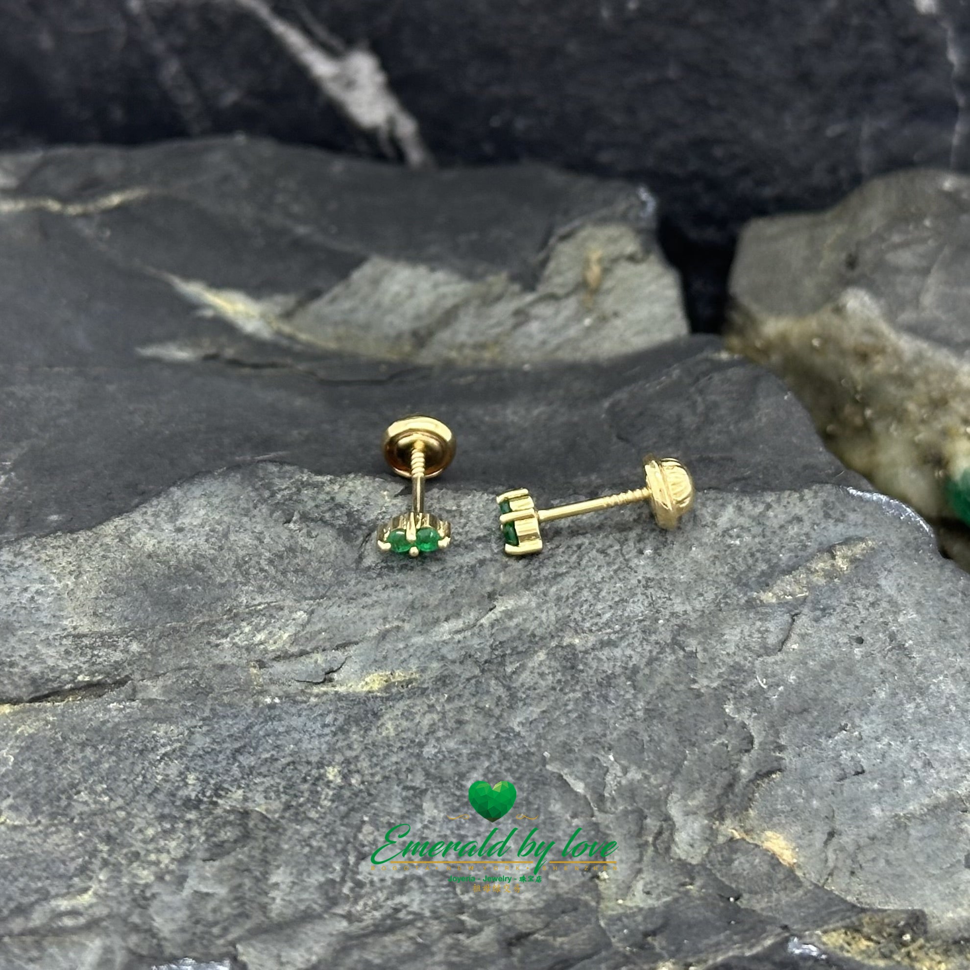 Boucles d'oreilles délicates en or jaune avec deux émeraudes rondes