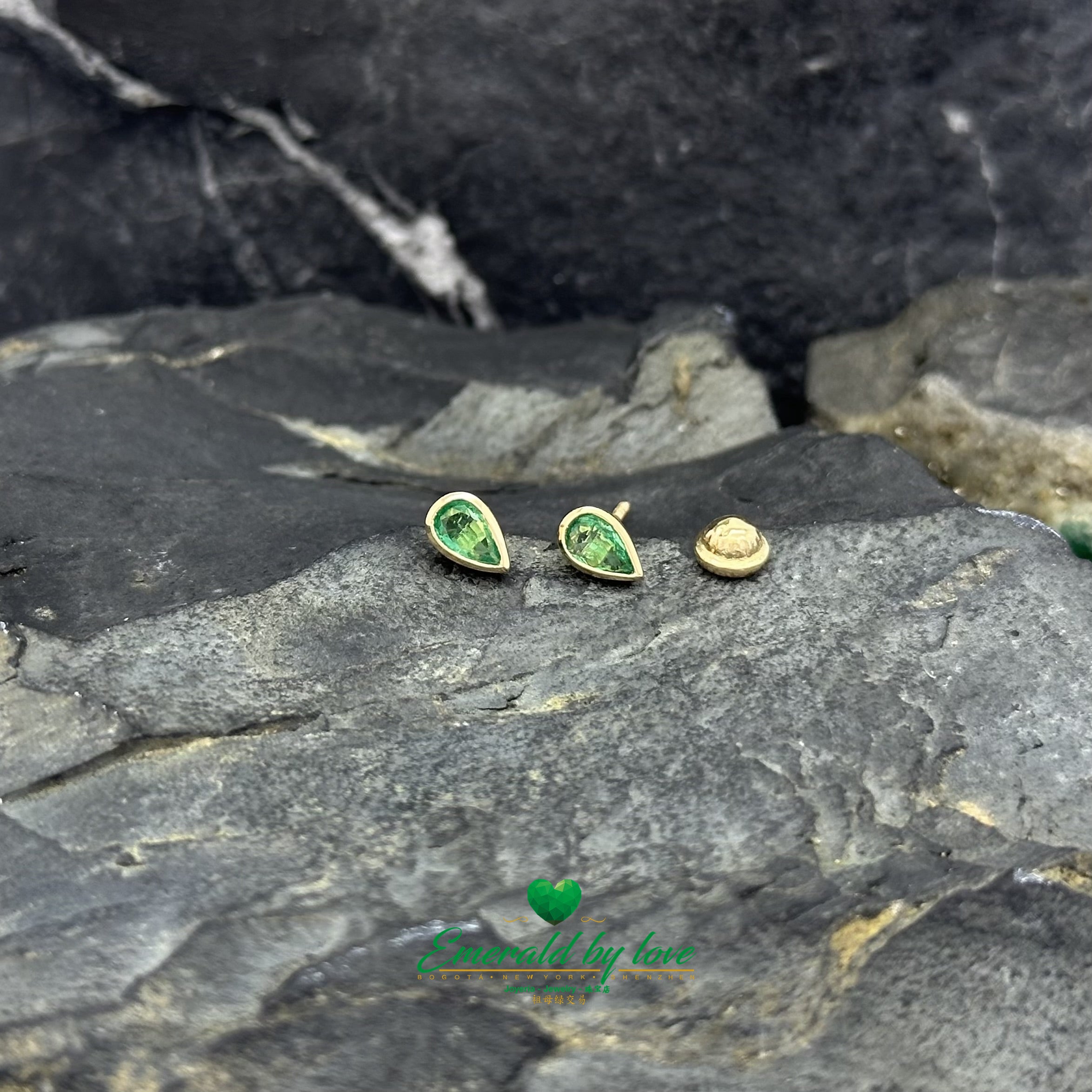 Clous d'oreilles en or jaune en forme de poire avec sertissage en lunette