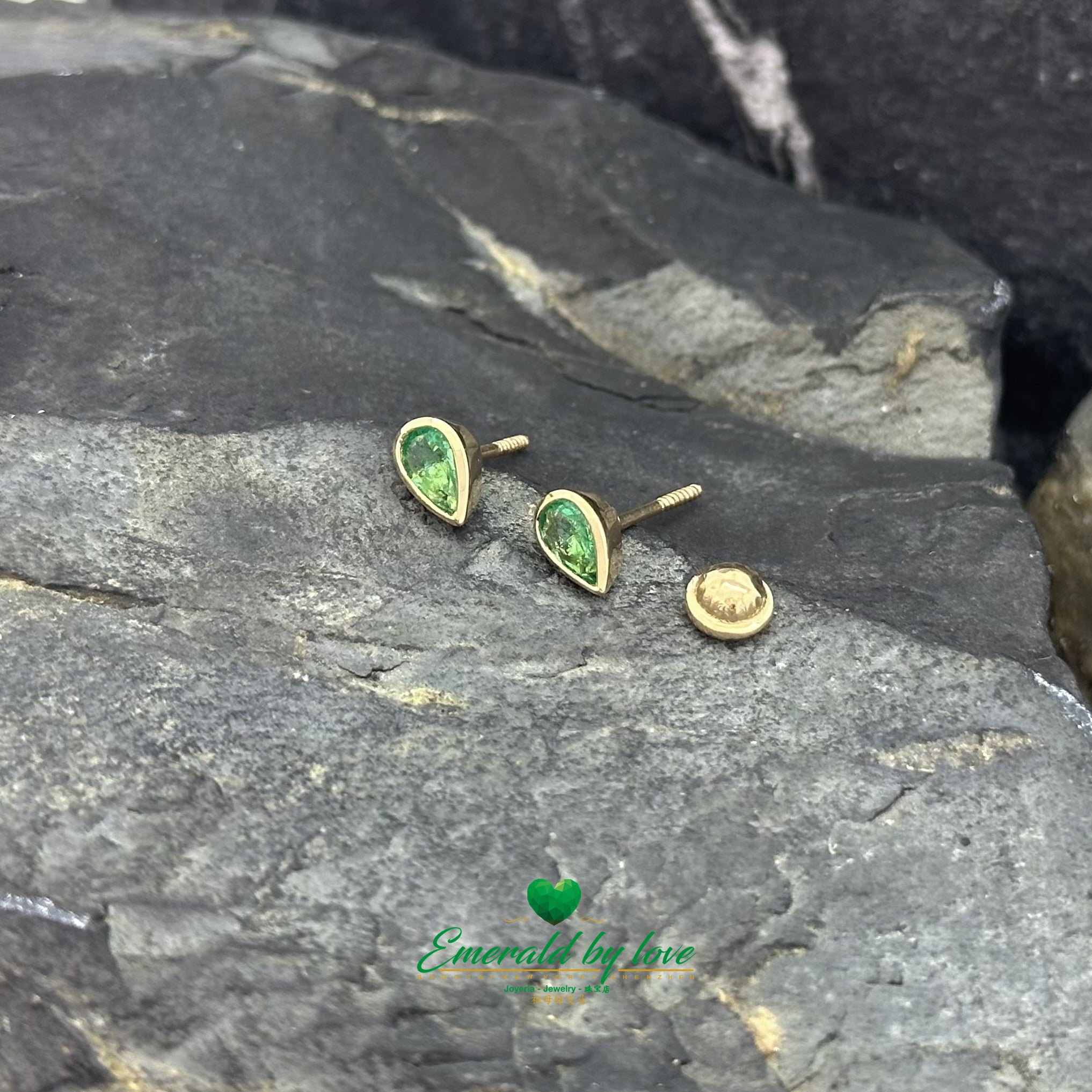 Clous d'oreilles en or jaune en forme de poire avec sertissage en lunette