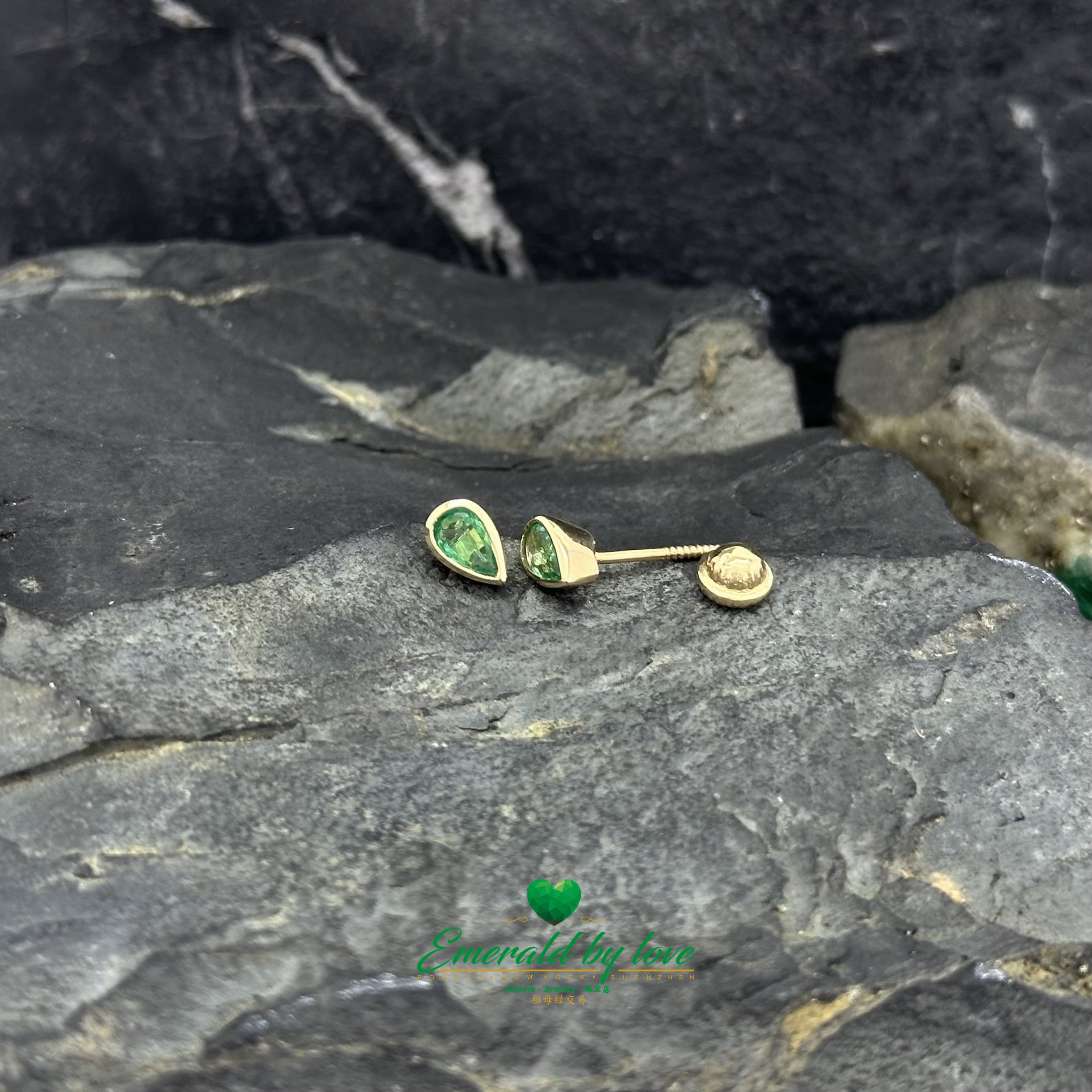 Clous d'oreilles en or jaune en forme de poire avec sertissage en lunette