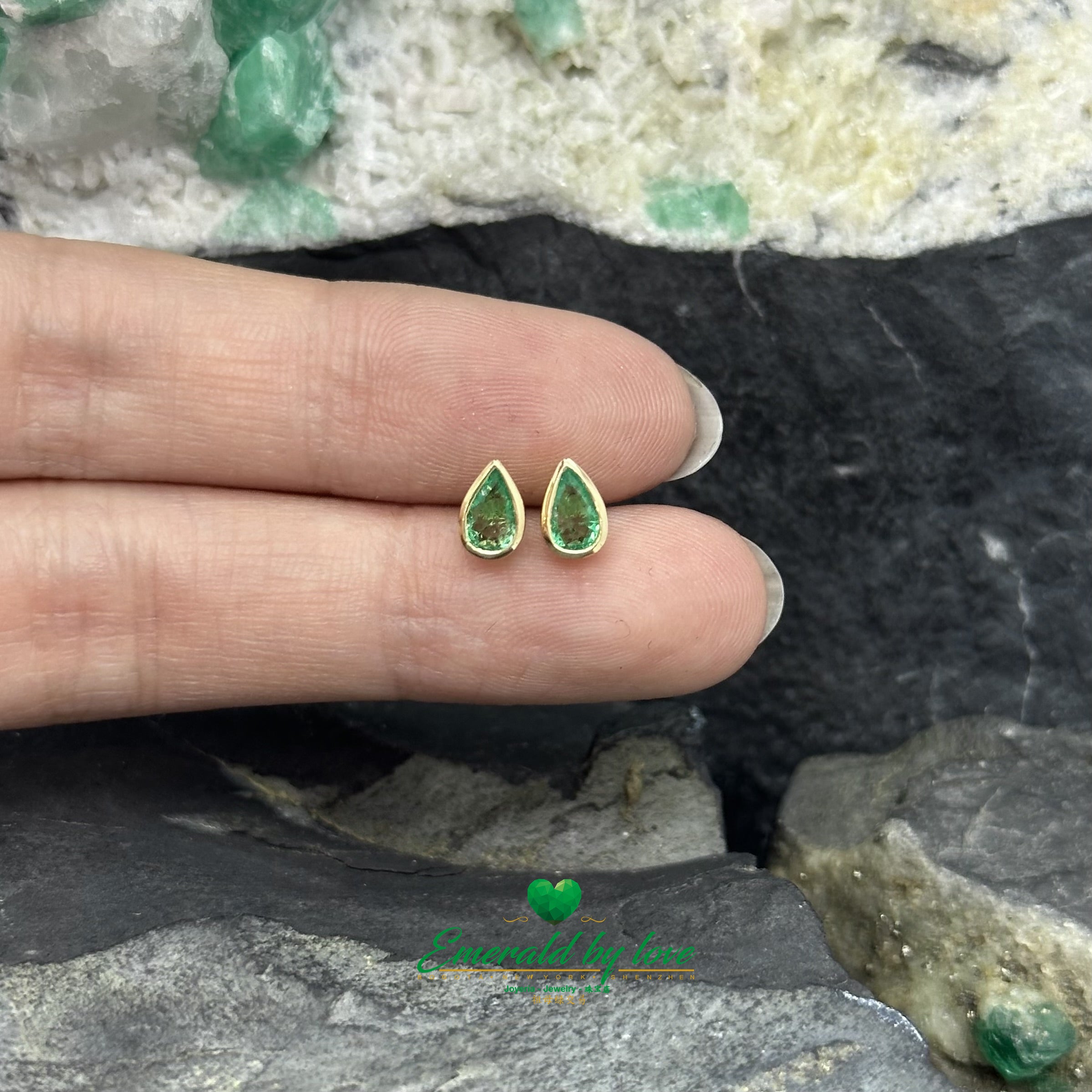 Clous d'oreilles en or jaune en forme de poire avec sertissage en lunette
