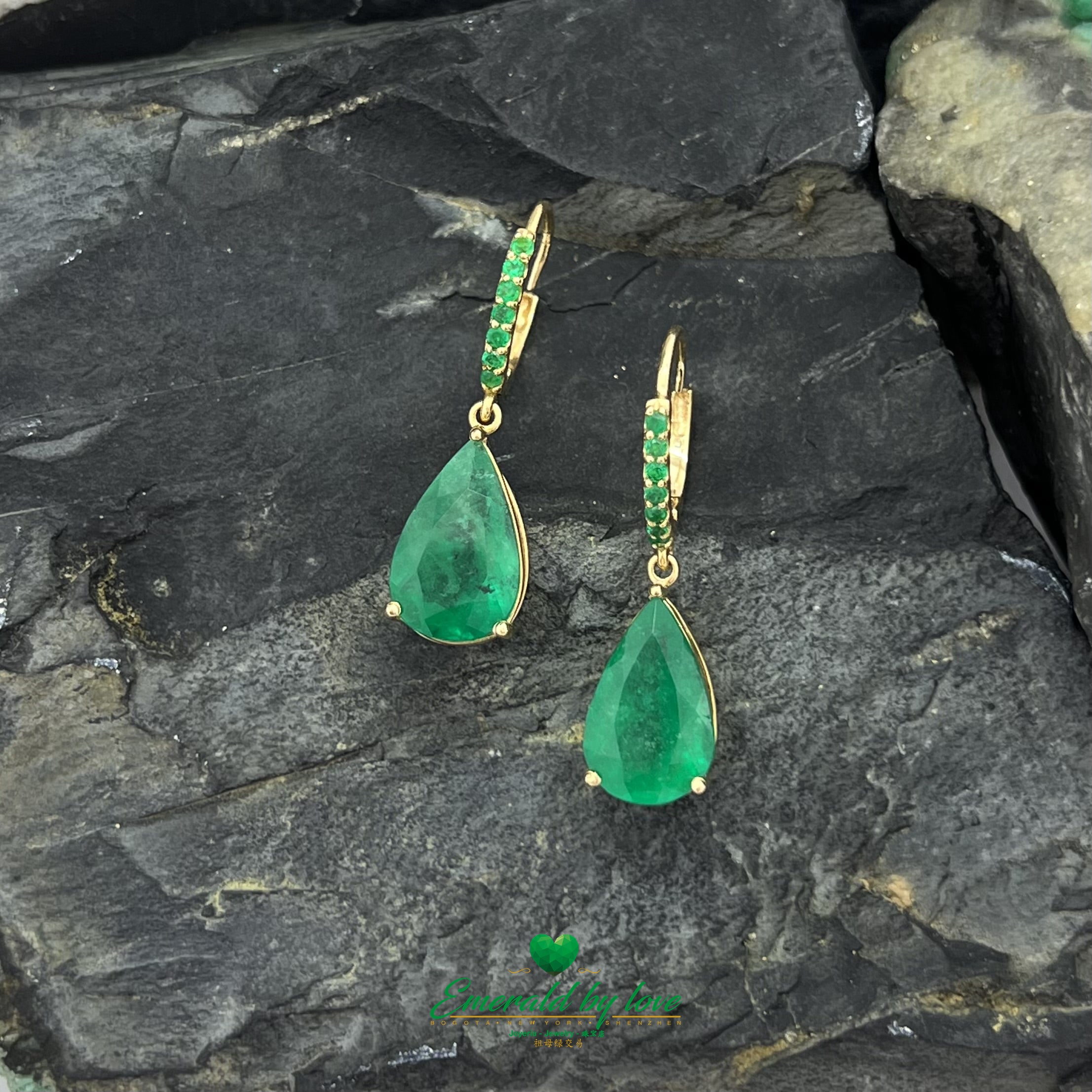 Boucles d'oreilles pendantes spectaculaires en or jaune avec de grandes émeraudes en forme de poire et rondes