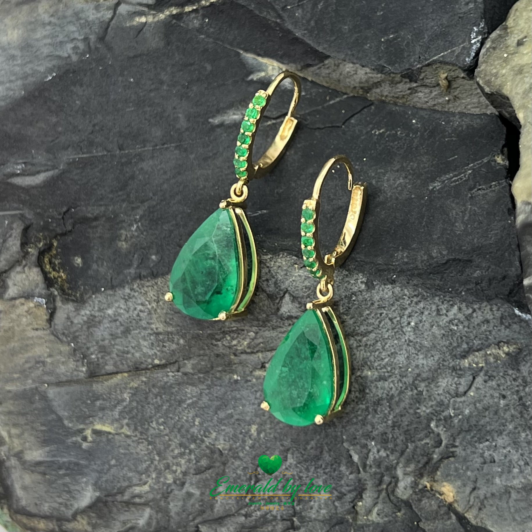 Boucles d'oreilles pendantes spectaculaires en or jaune avec de grandes émeraudes en forme de poire et rondes