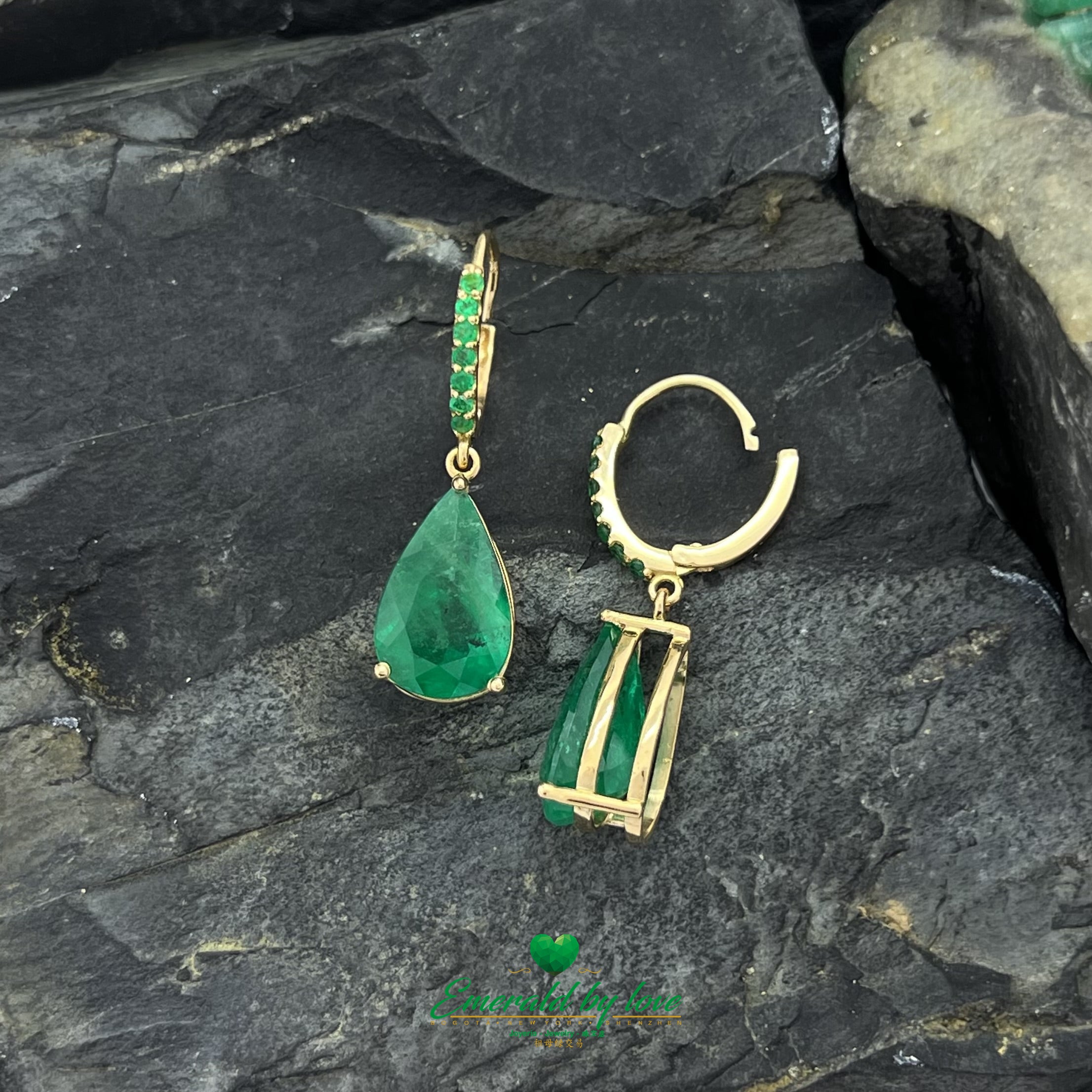Boucles d'oreilles pendantes spectaculaires en or jaune avec de grandes émeraudes en forme de poire et rondes