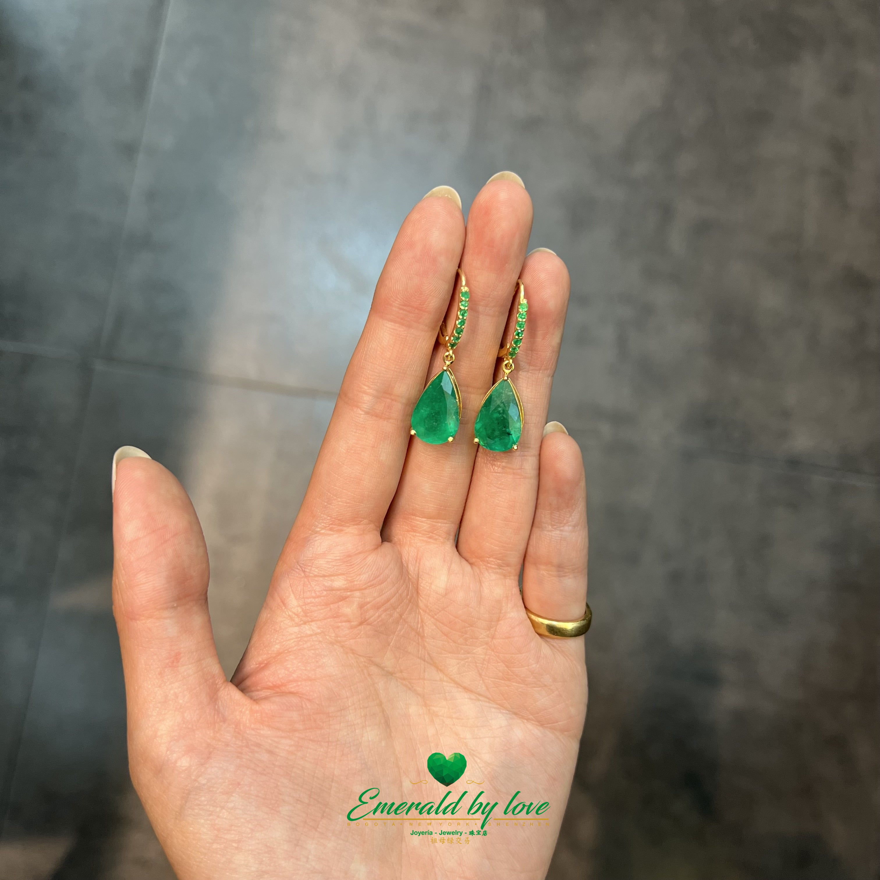 Boucles d'oreilles pendantes spectaculaires en or jaune avec de grandes émeraudes en forme de poire et rondes