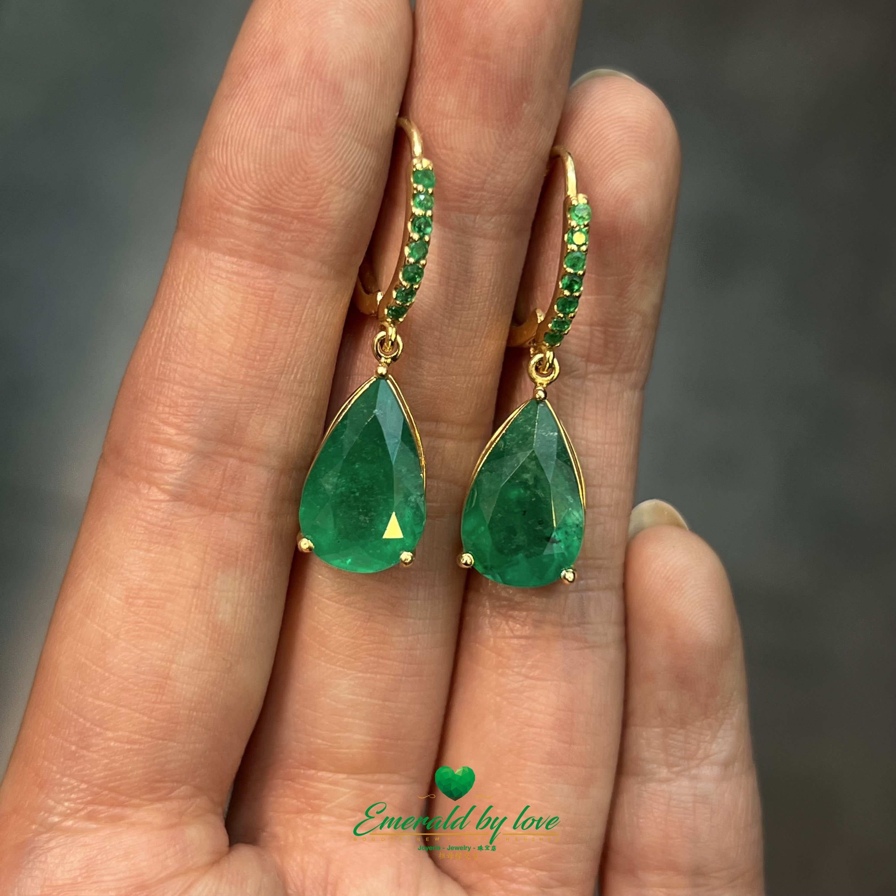 Boucles d'oreilles pendantes spectaculaires en or jaune avec de grandes émeraudes en forme de poire et rondes