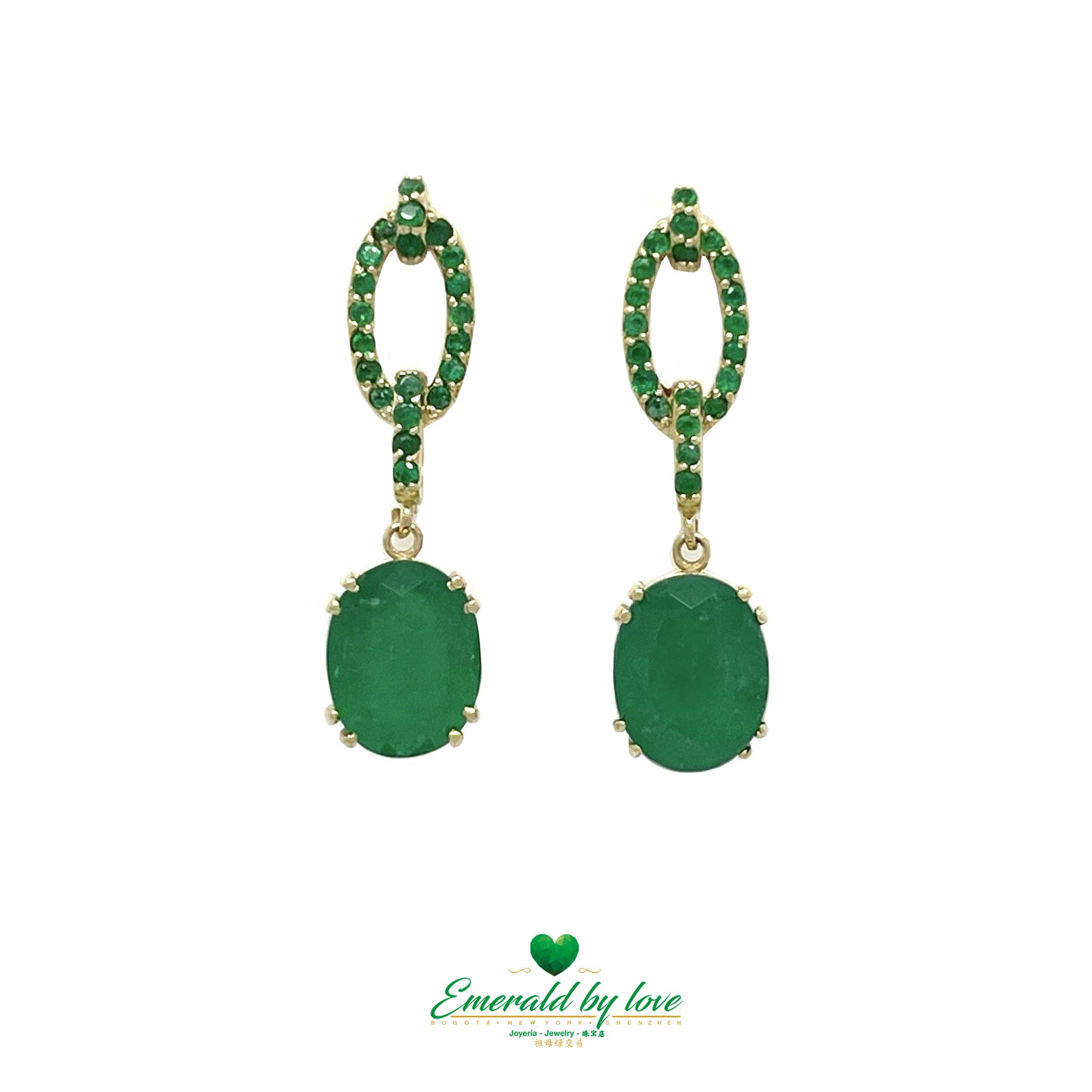 Boucles d'oreilles pendantes en or jaune avec de grandes émeraudes ovales et des accents d'émeraudes rondes