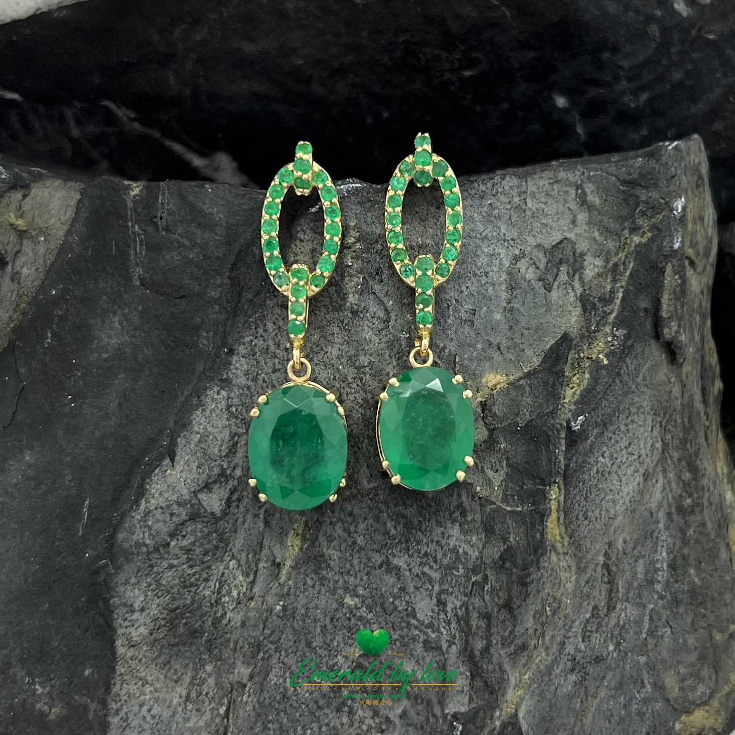 Boucles d'oreilles pendantes en or jaune avec de grandes émeraudes ovales et des accents d'émeraudes rondes