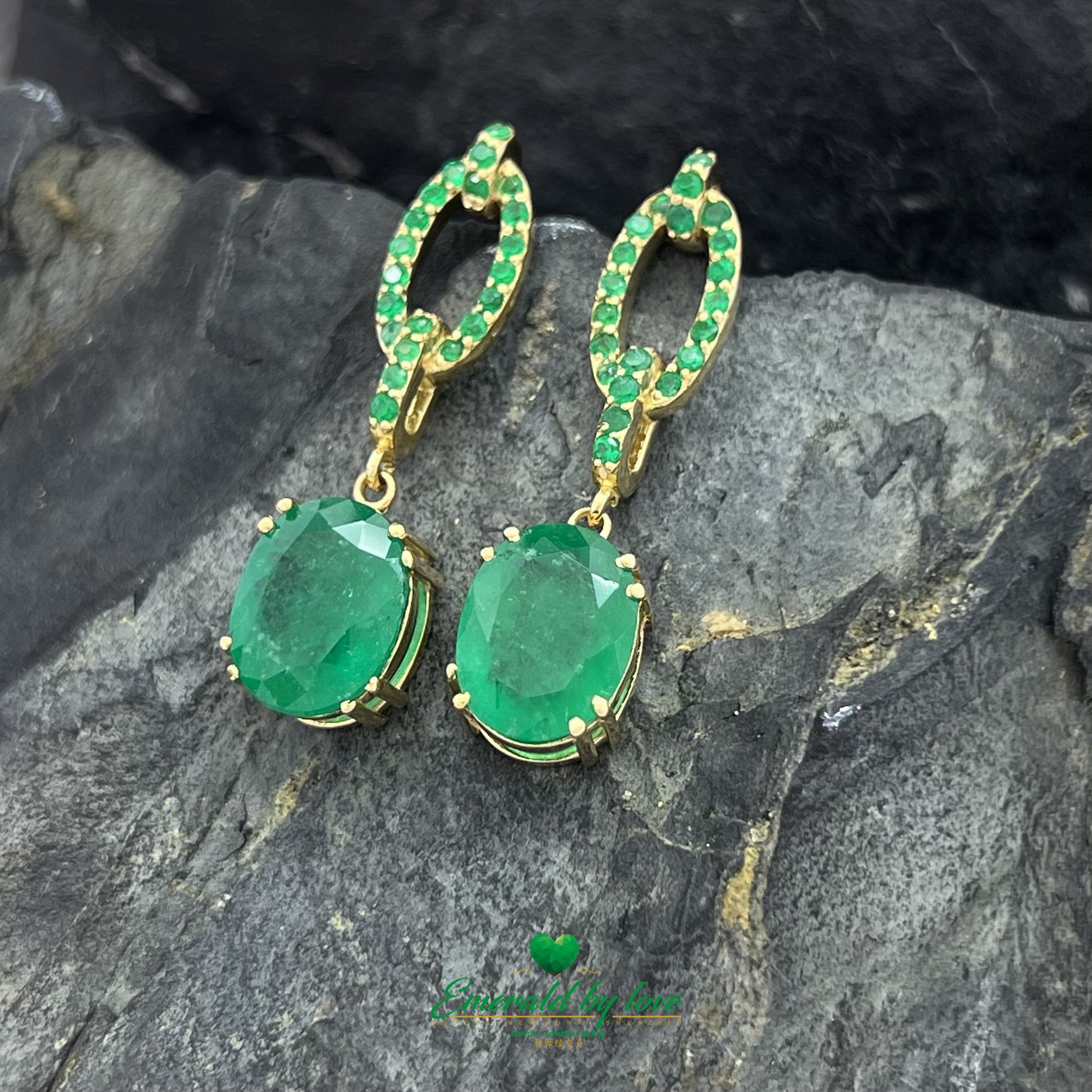 Boucles d'oreilles pendantes en or jaune avec de grandes émeraudes ovales et des accents d'émeraudes rondes