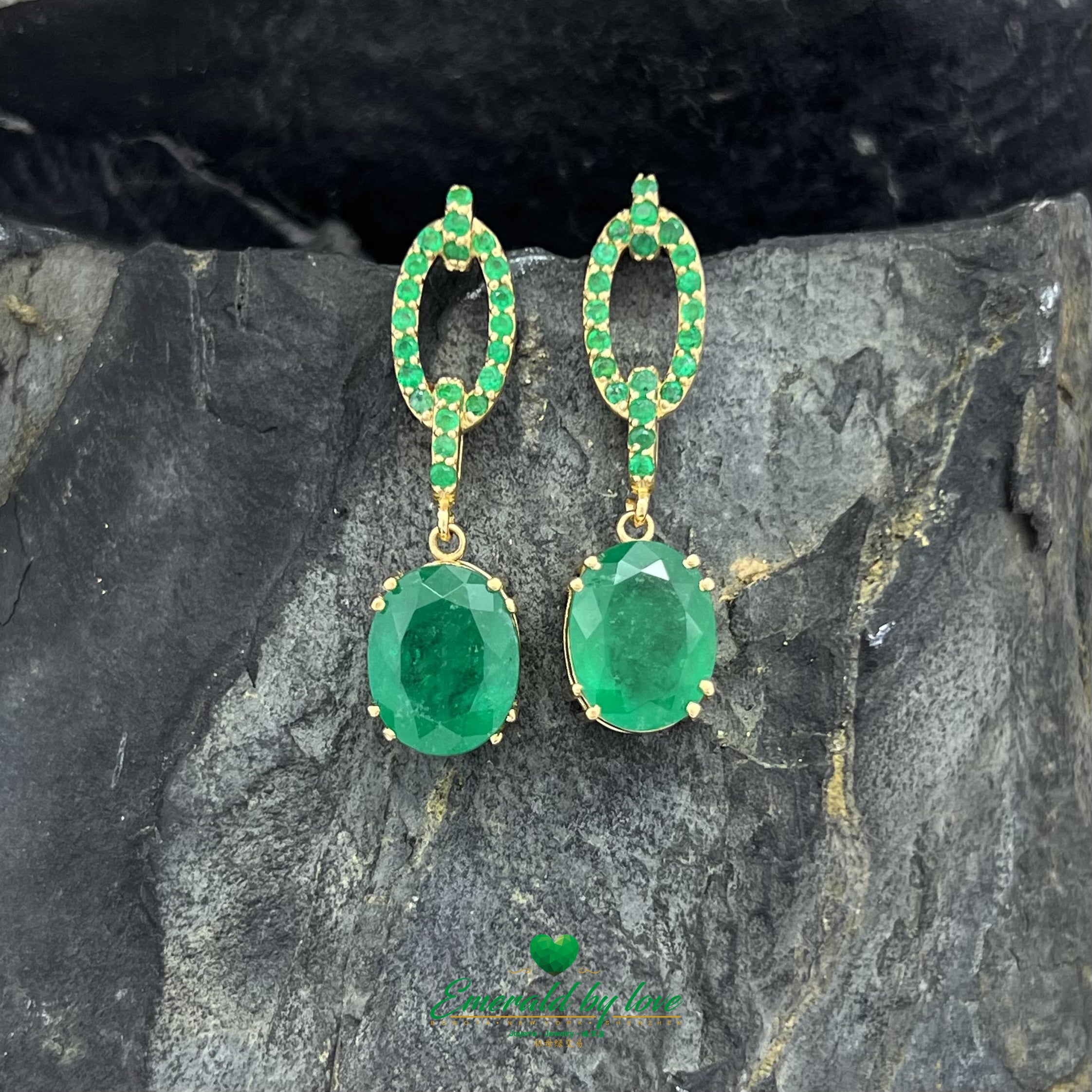 Boucles d'oreilles pendantes en or jaune avec de grandes émeraudes ovales et des accents d'émeraudes rondes