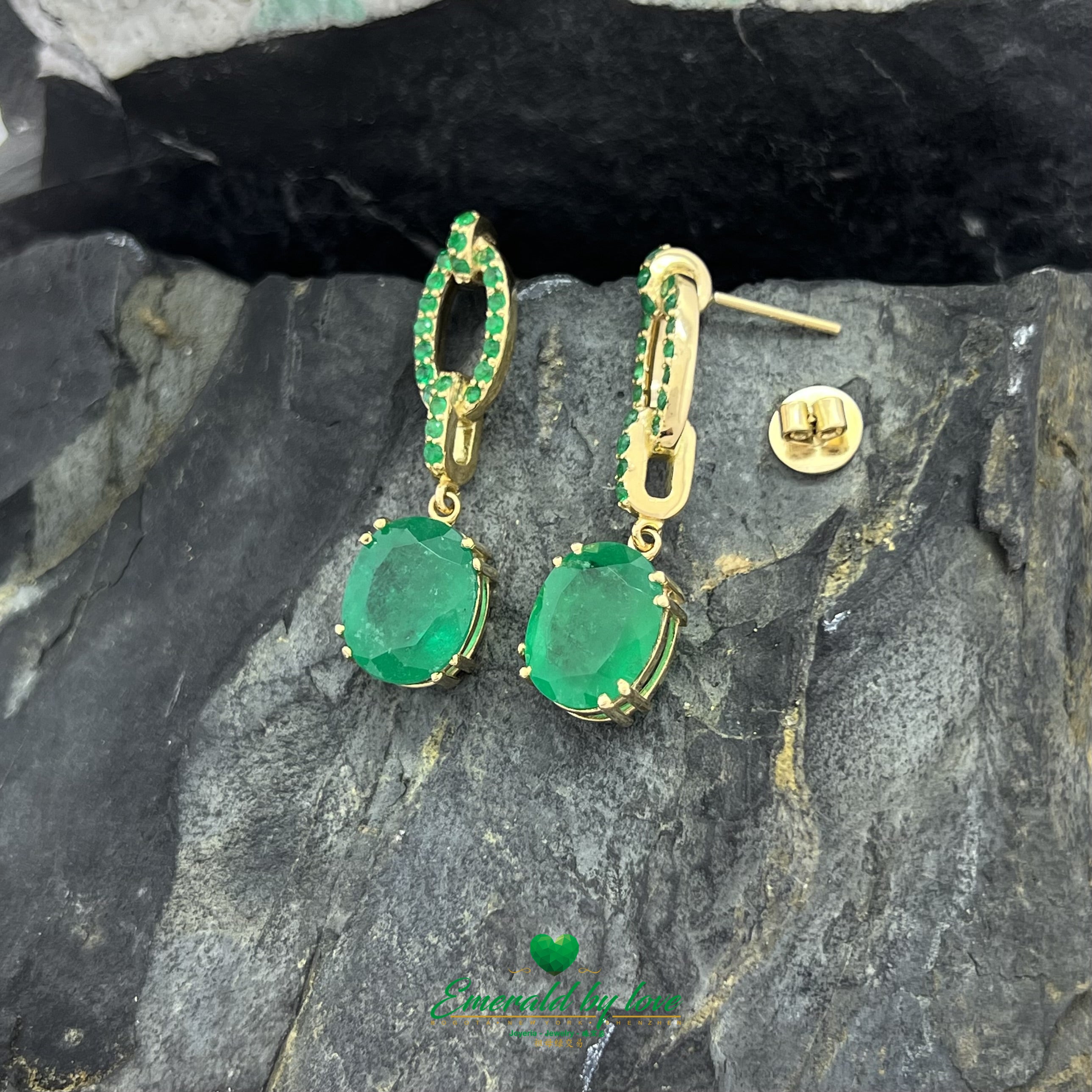 Boucles d'oreilles pendantes en or jaune avec de grandes émeraudes ovales et des accents d'émeraudes rondes