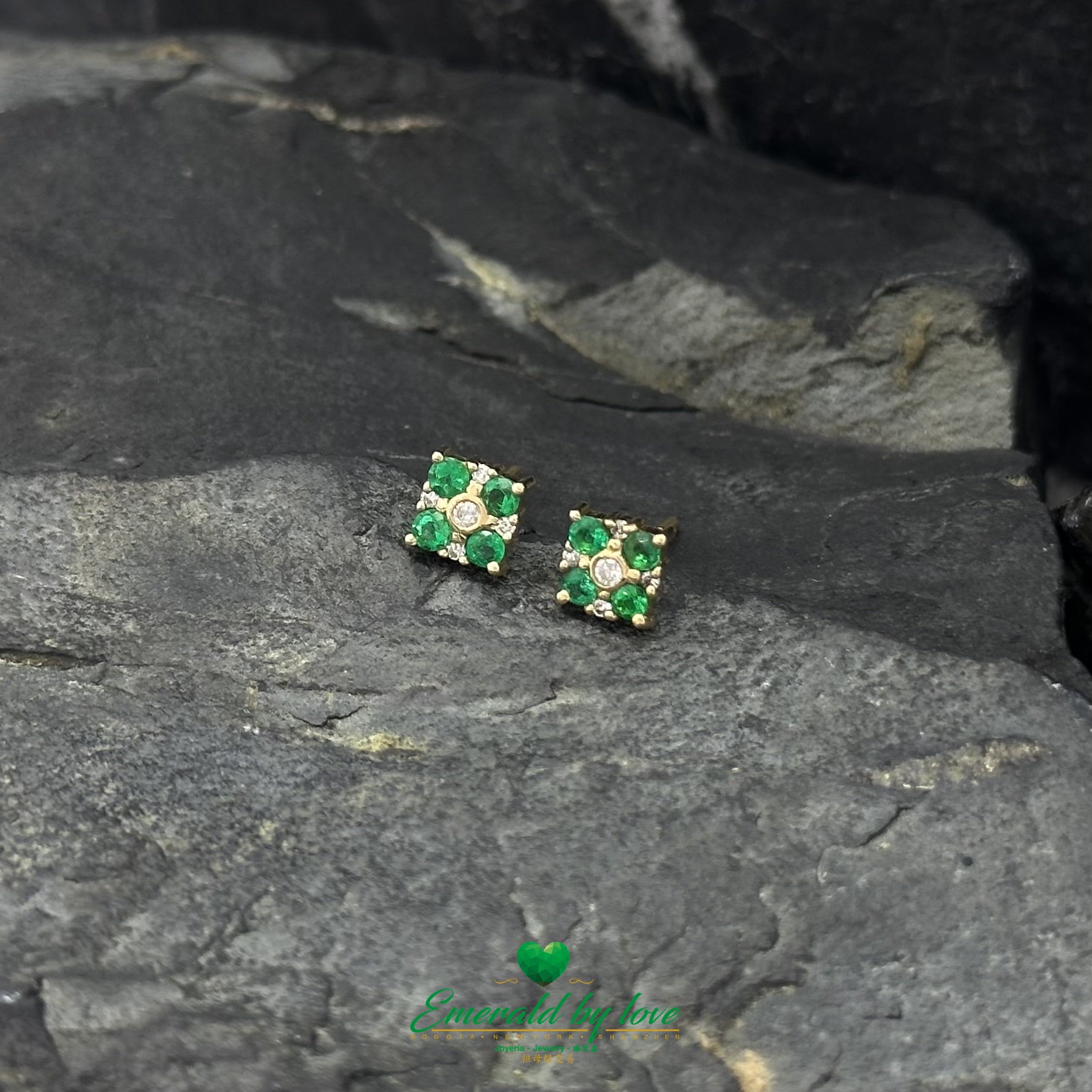 Floral Earrings with Central Diamond and Emerald Petals in 18K Gold