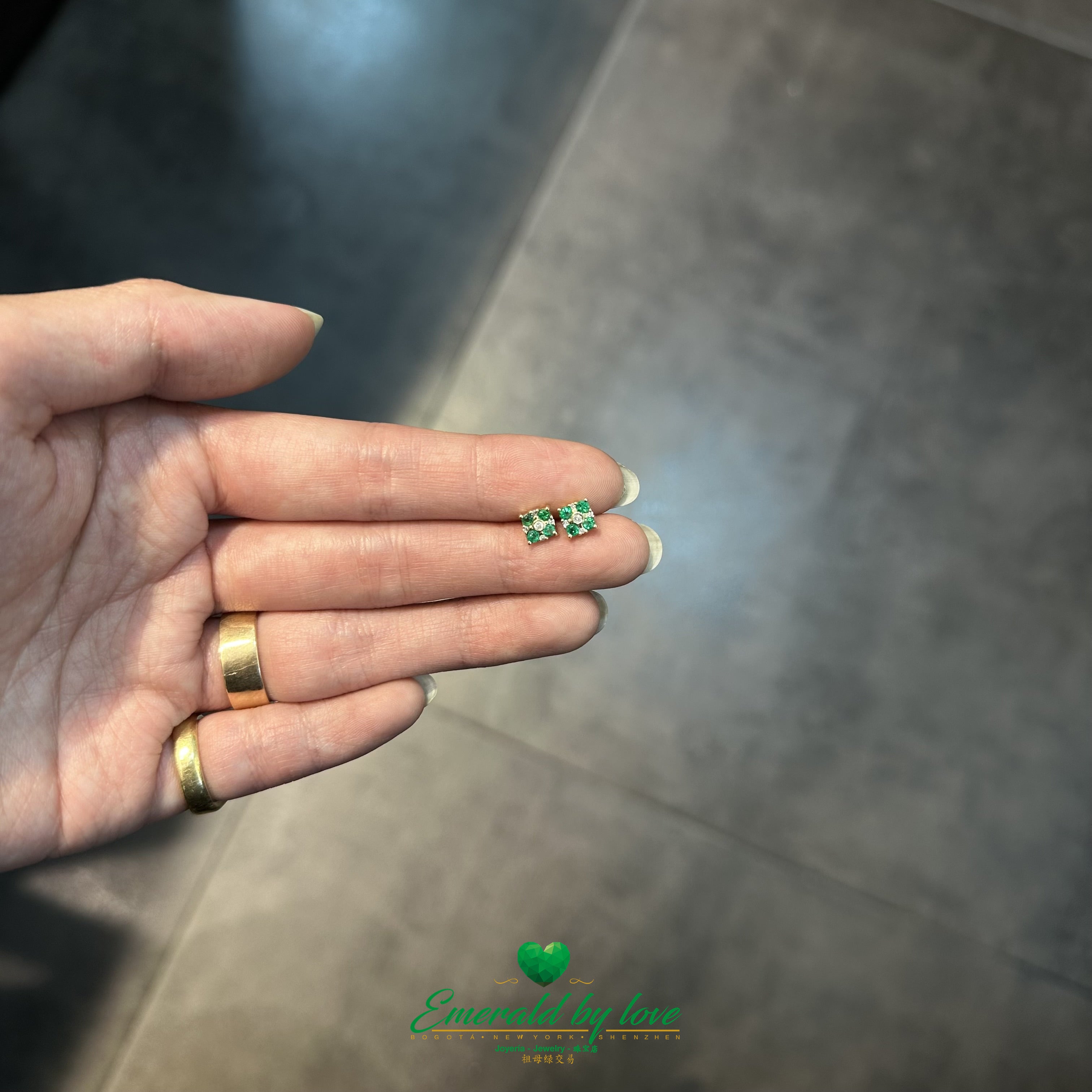 Floral Earrings with Central Diamond and Emerald Petals in 18K Gold
