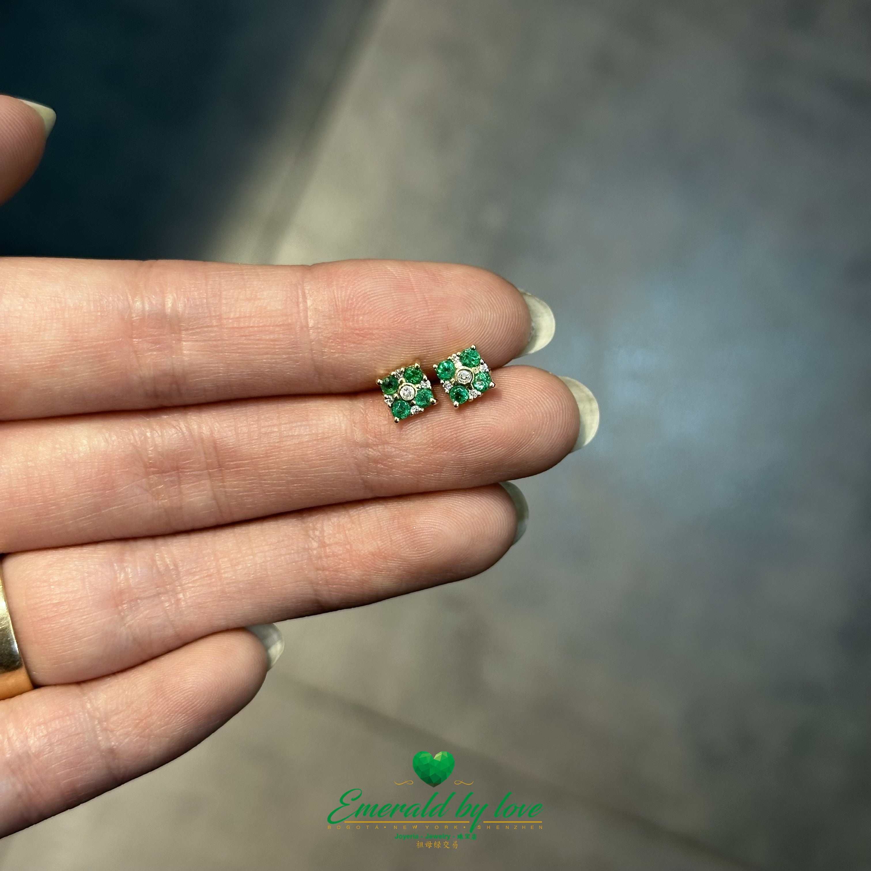 Floral Earrings with Central Diamond and Emerald Petals in 18K Gold