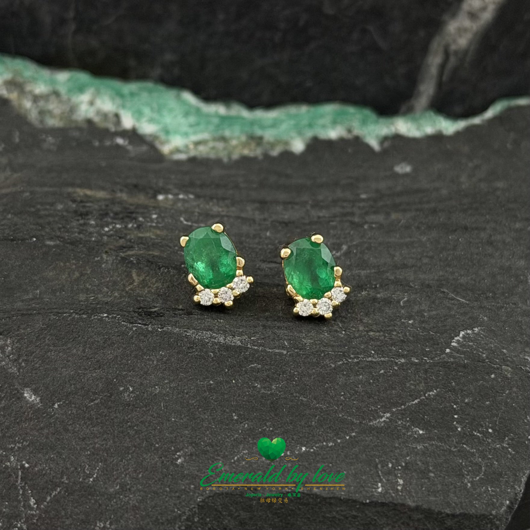 Pineapple-Inspired Yellow Gold Set with Oval Emeralds and Diamonds