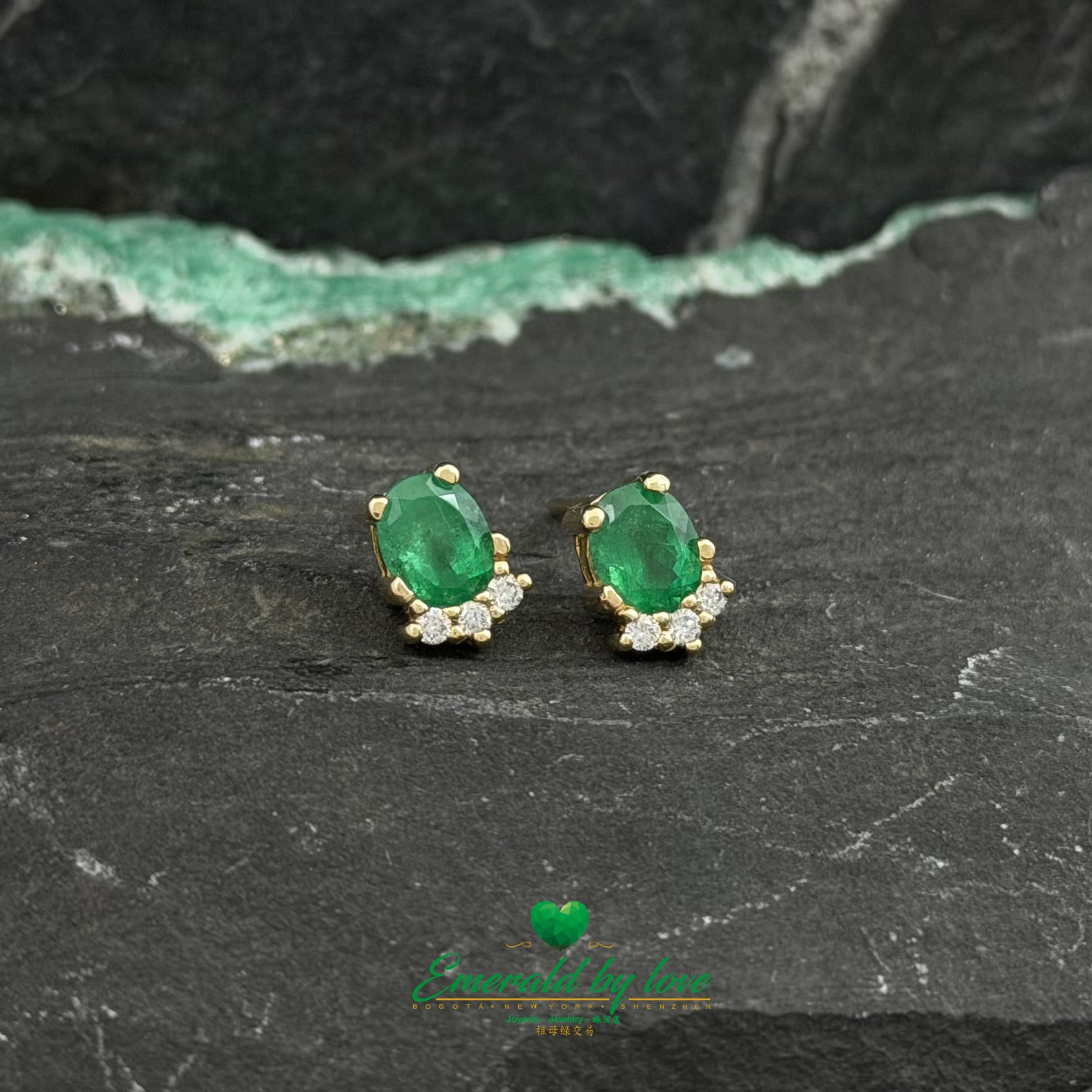 Pineapple-Inspired Yellow Gold Set with Oval Emeralds and Diamonds