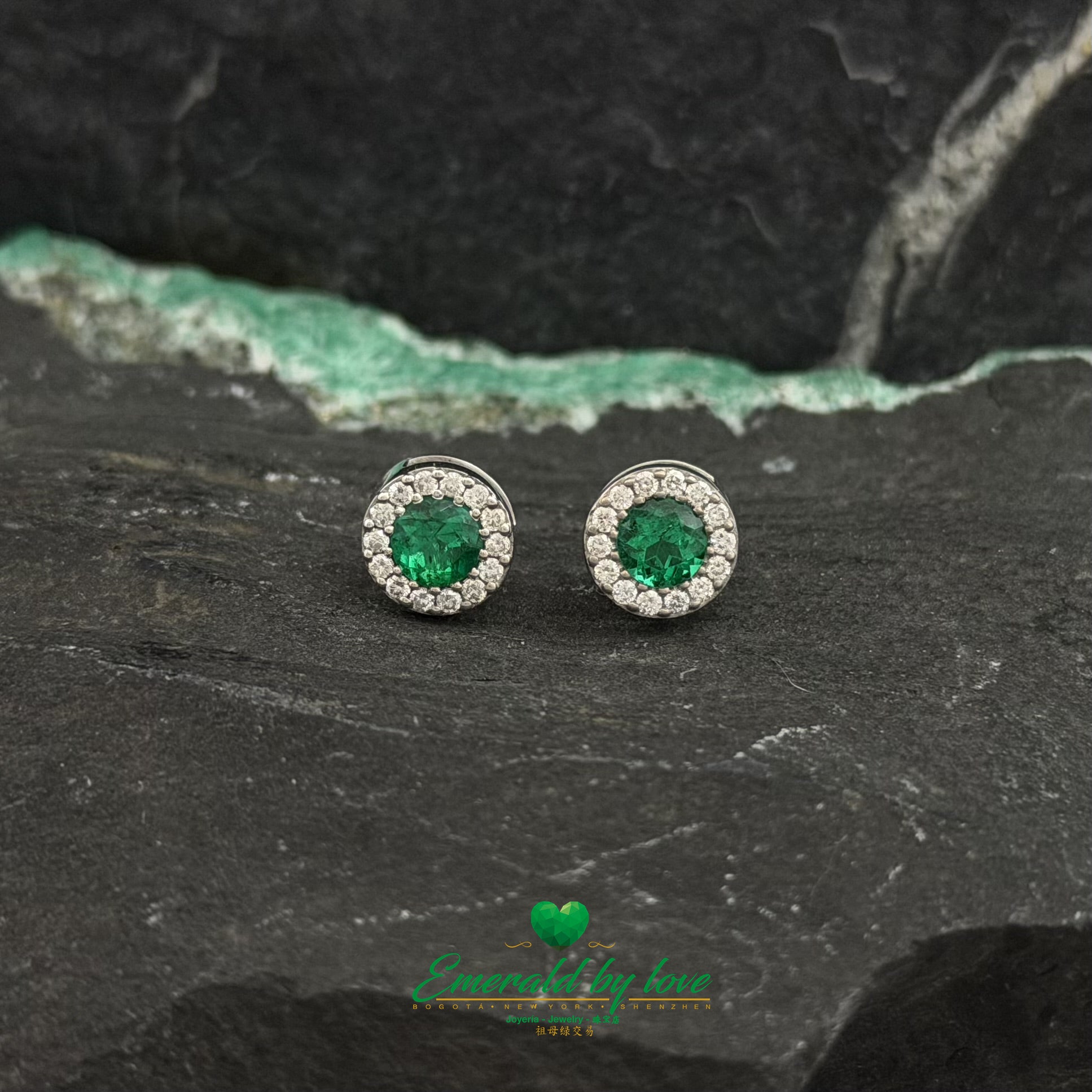 White Gold Set with High-Quality Round Emeralds in Cluster Design, Surrounded by Diamonds