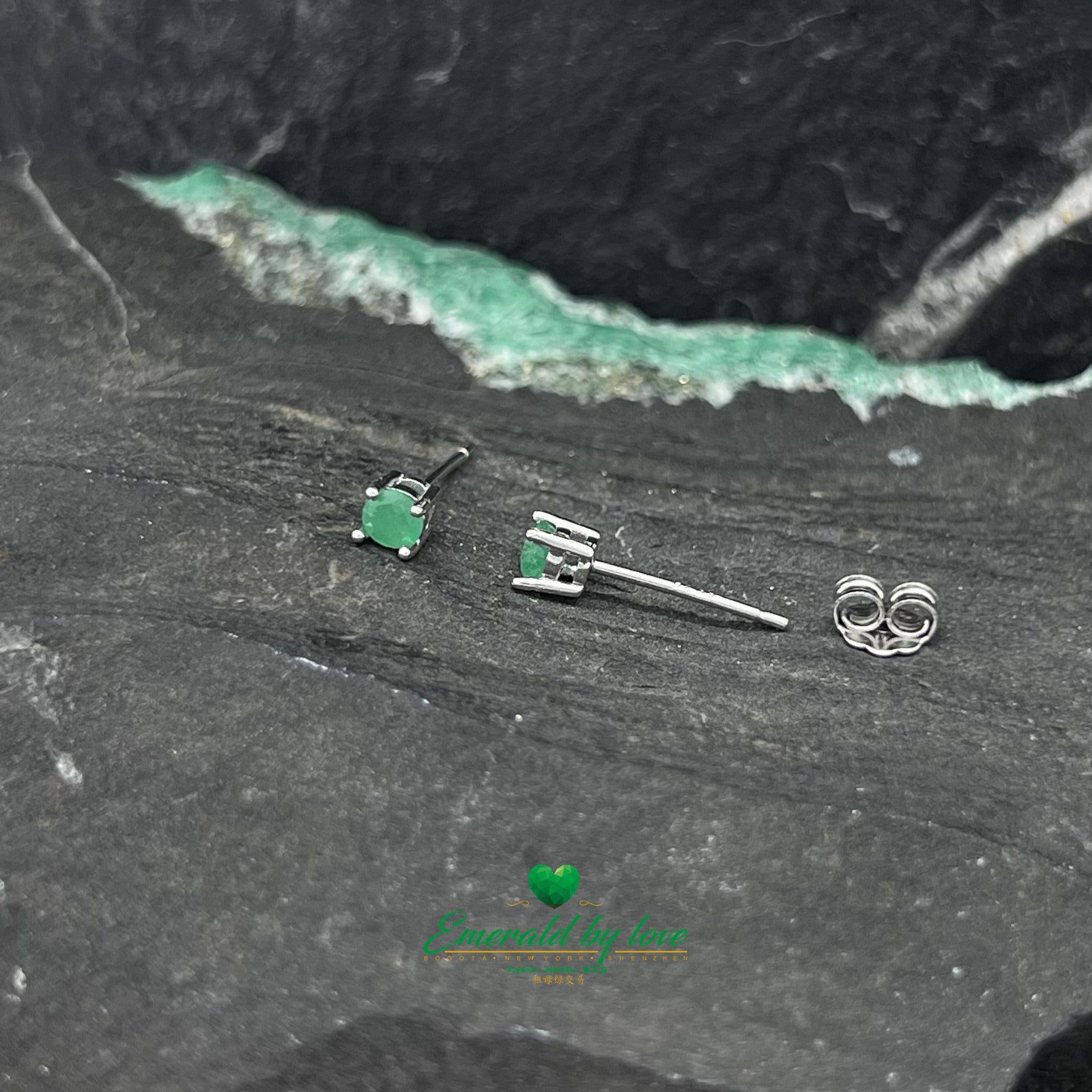 Boucles d'oreilles à tige en argent sterling avec émeraudes rondes naturelles de Colombie à 4 griffes